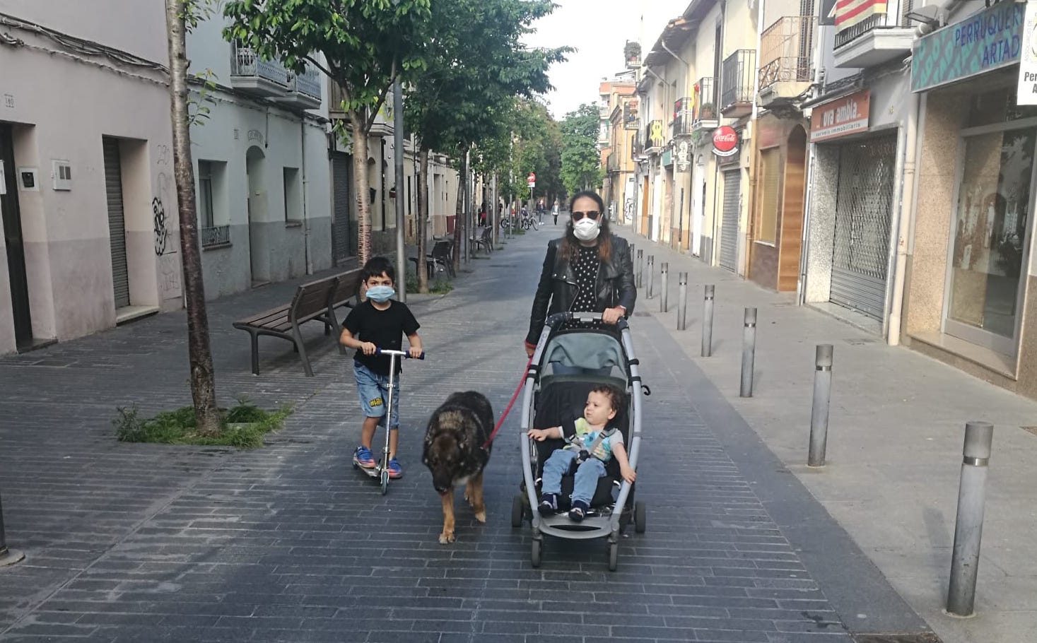 Nens de Cerdanyola passejant al carrer Sant Ramon. FOTO: Cedida Nens de Cerdanyola passejant al carrer Sant Ramon. FOTO: Cedida