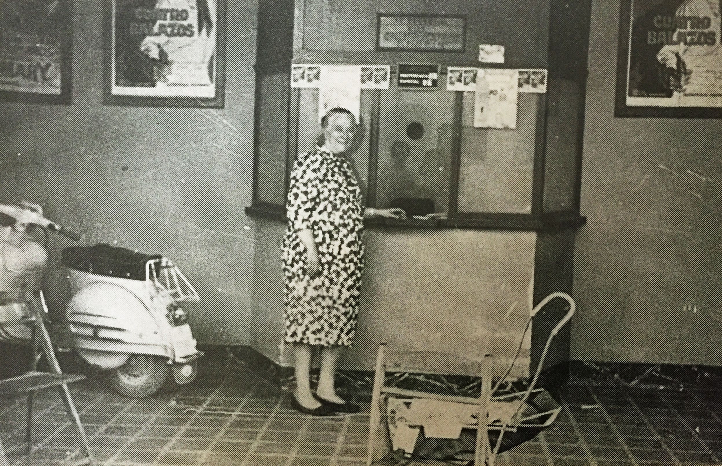 El vestíbul del Cinema Kursaal de Cerdanyola del Vallès, als anys 60. FOTO: Arxiu del TOT