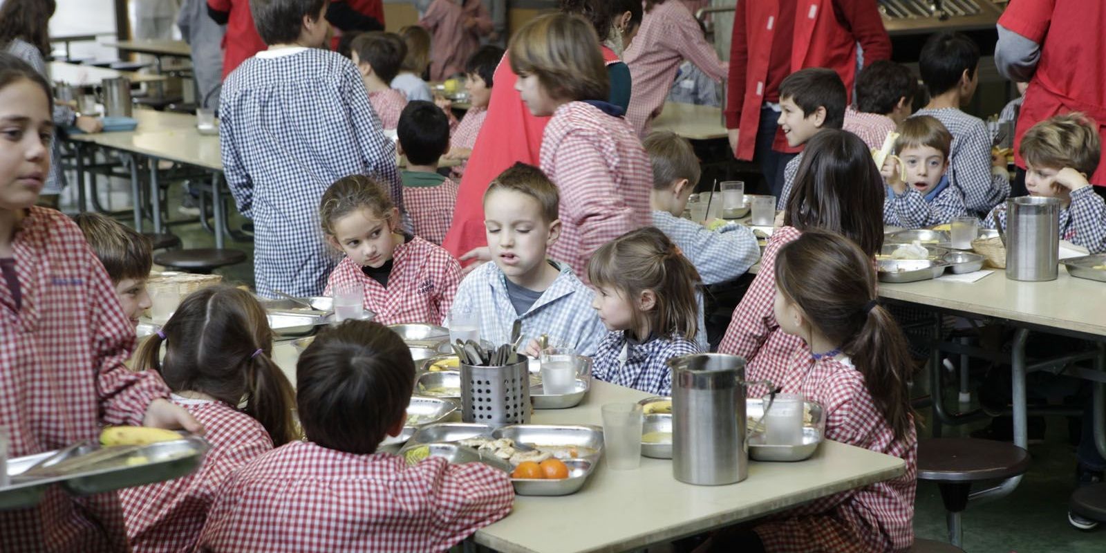 Nens i nenes al menjador d'una escola. FOTO: Artur Ribera