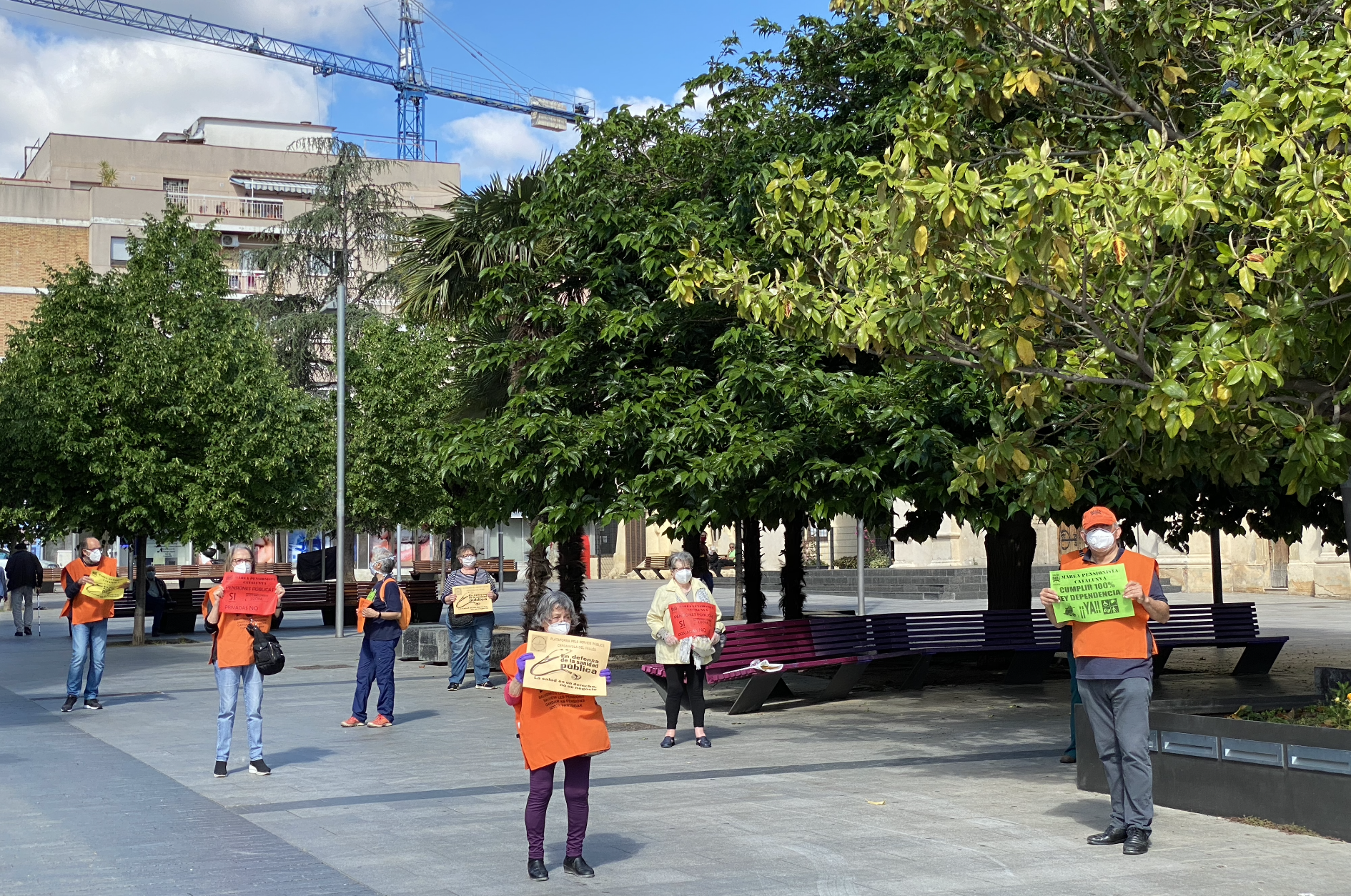 Membres de la Marea Pensionista es concentren a la plaça de l'Abat Oliba. FOTO: Mónica GM