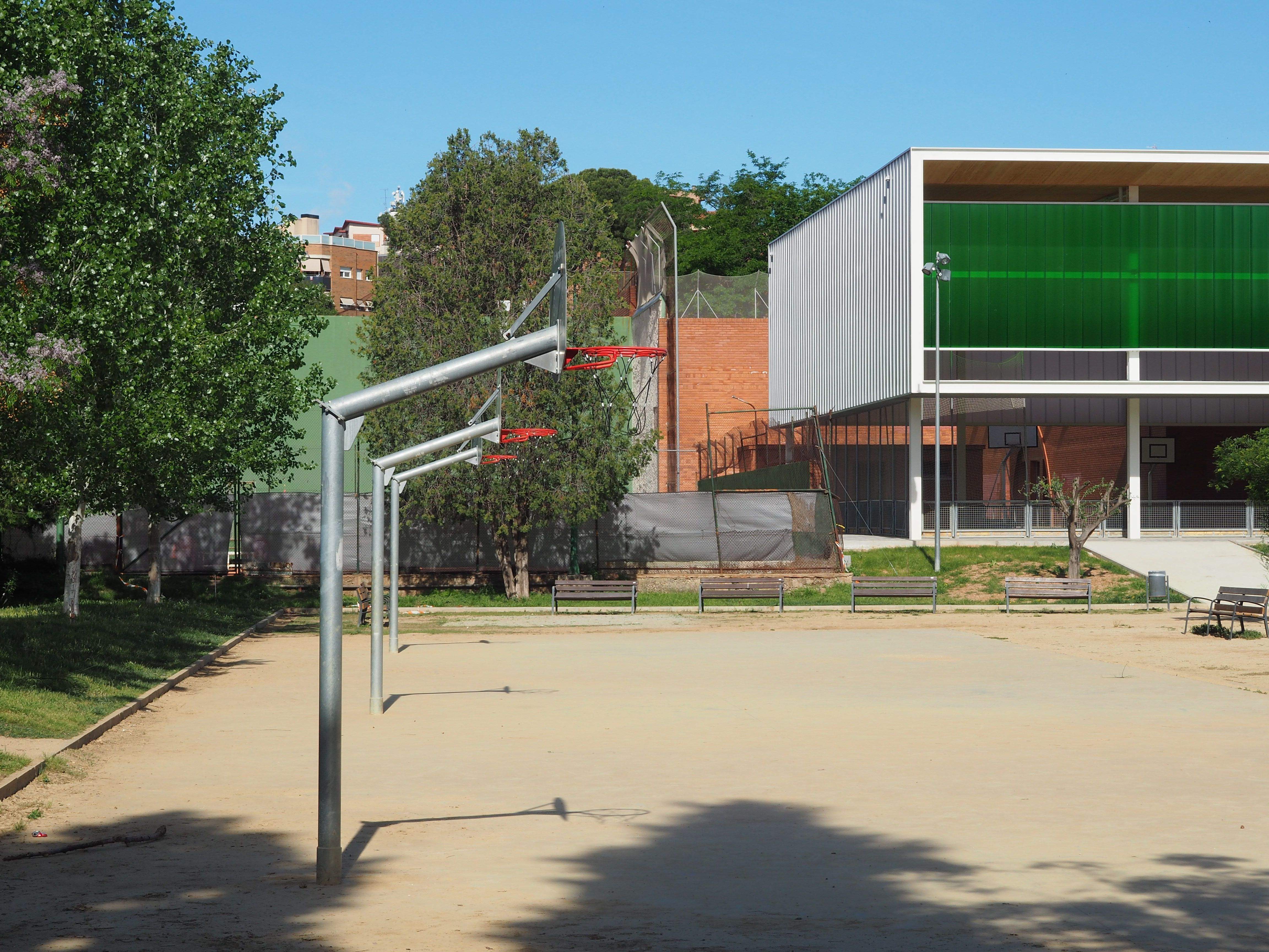 Cistelles de bàsquet a Can Xarau durant l'estat d'alarma. FOTO: Mónica GM Cistelles de bàsquet a Can Xarau durant l'estat d'alarma. FOTO: Mónica GM