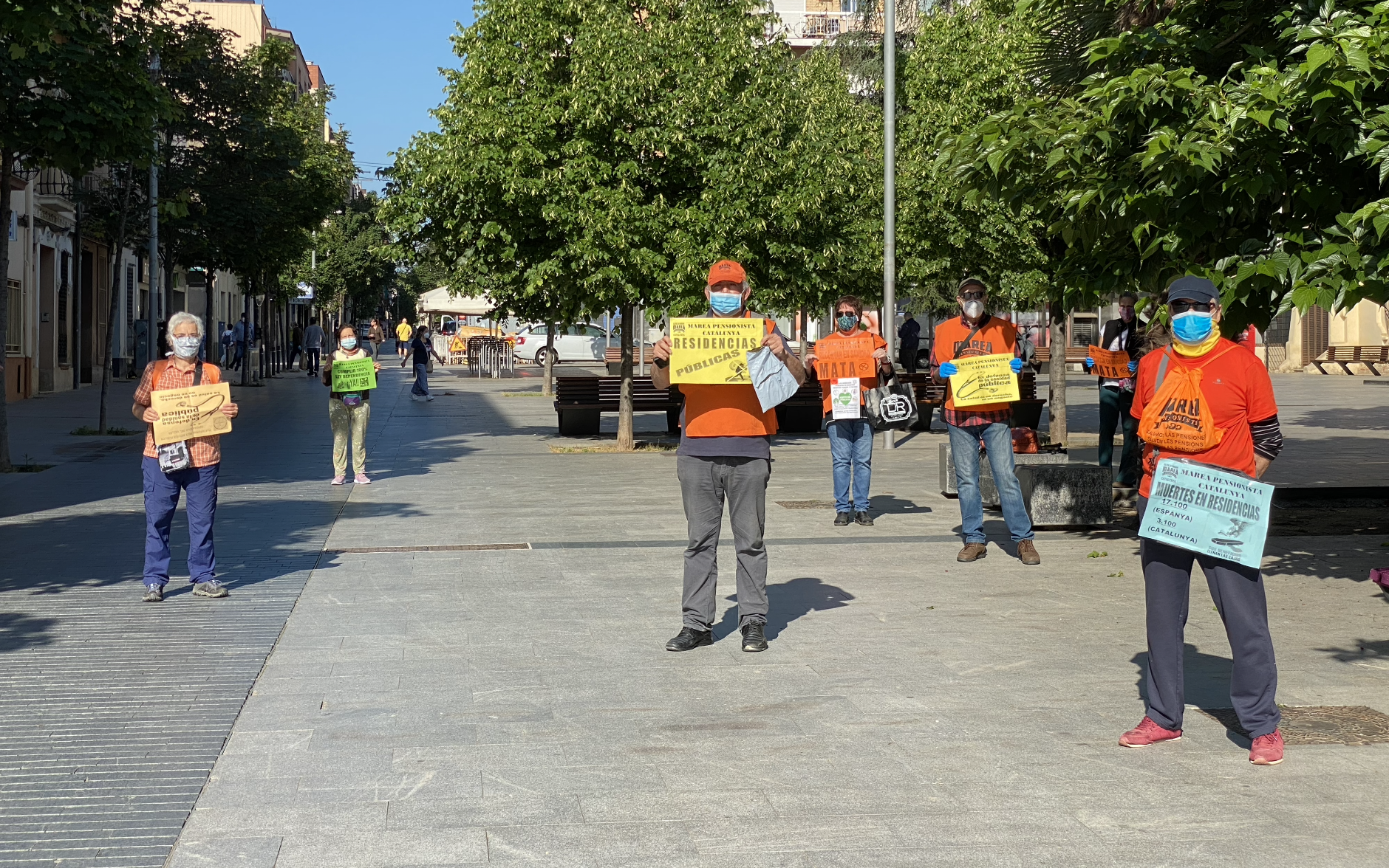 Membres de la Marea Pensionista es manifesten a la plaça de l'Abat Oliba. FOTO: Mónica GM