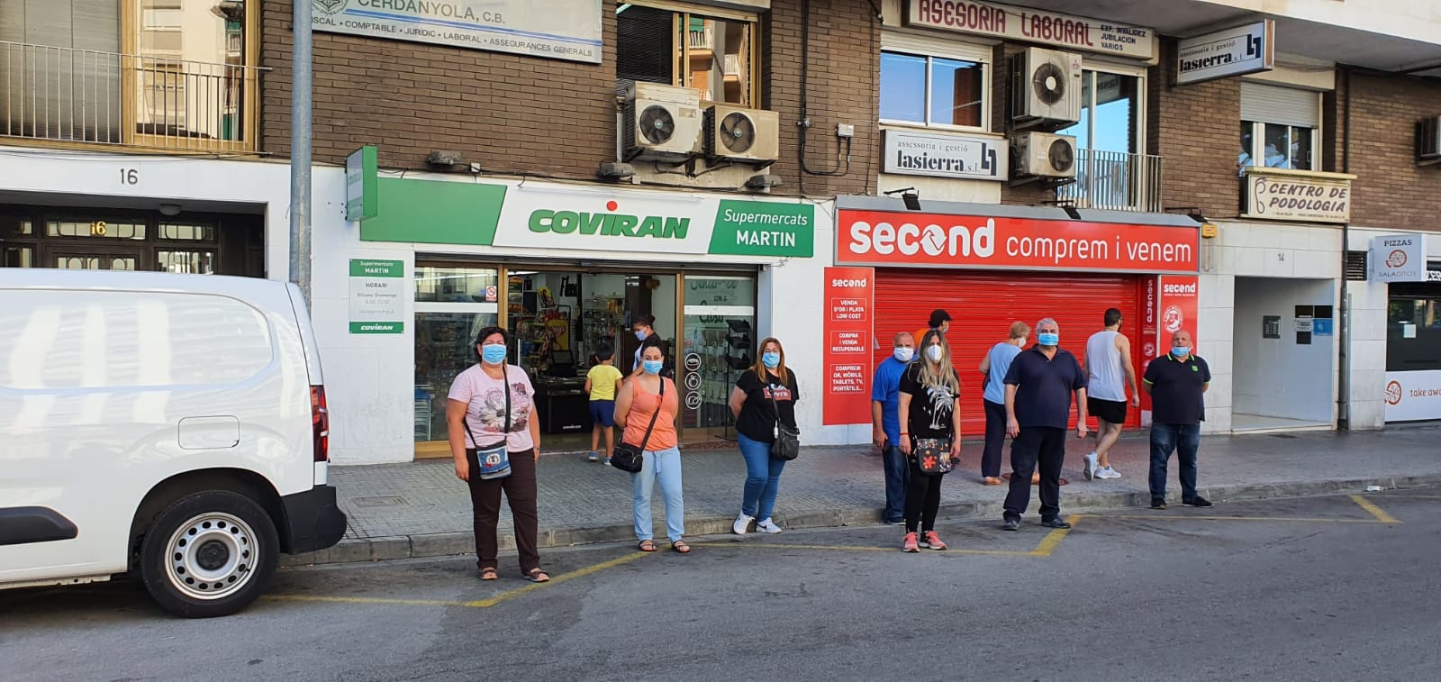 Els treballadors afectats es manifesten davant el supermercat. FOTO: Cedida