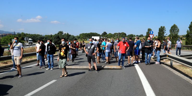 Treballadors de Nissan tallen la C-17. 