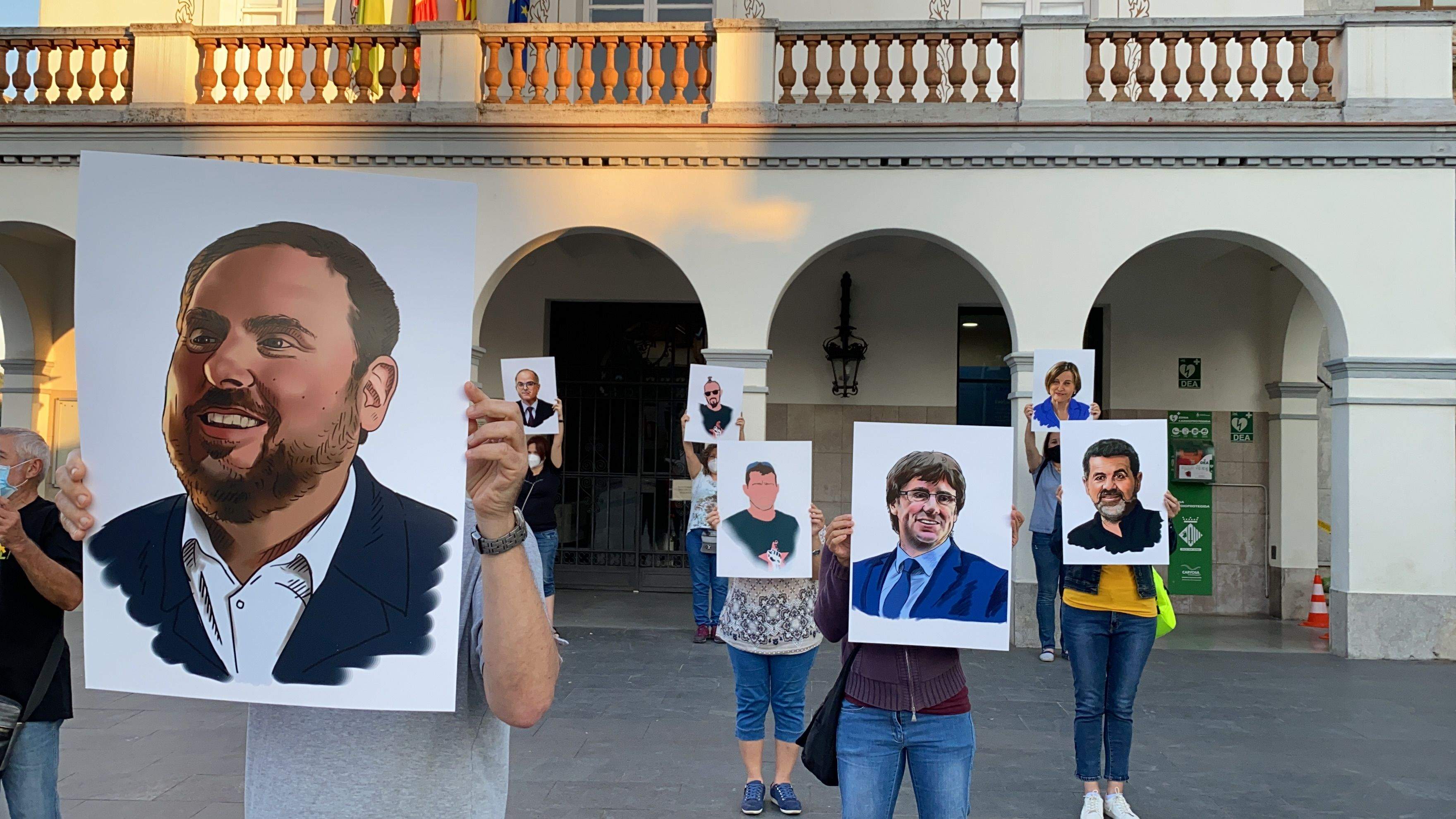 Membres del CDR mostren cartells amb retrats dels presos i exiliats polítics. FOTO: Mónica GM