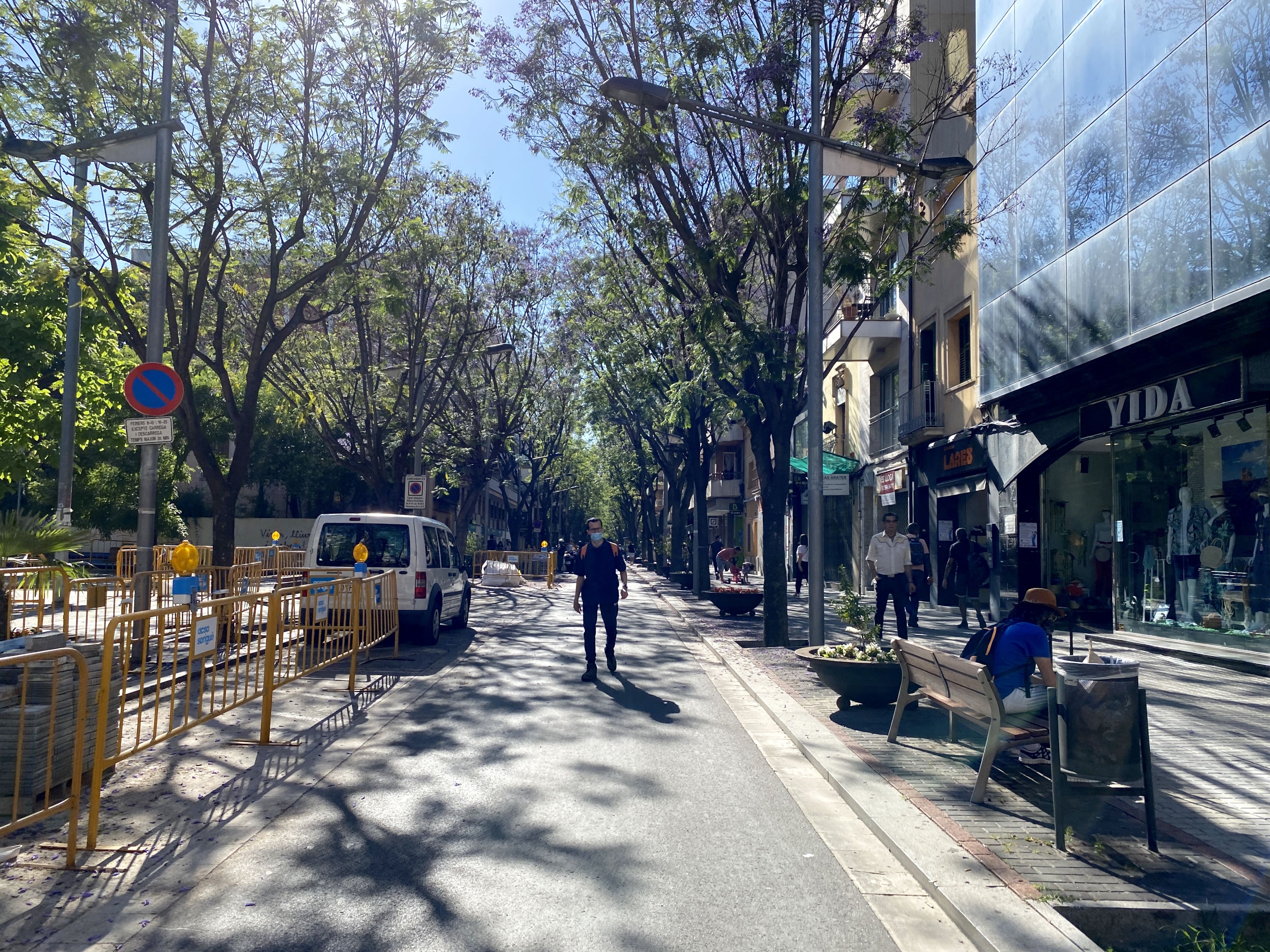 Els vianants caminant per les vies tallades de Cerdanyola