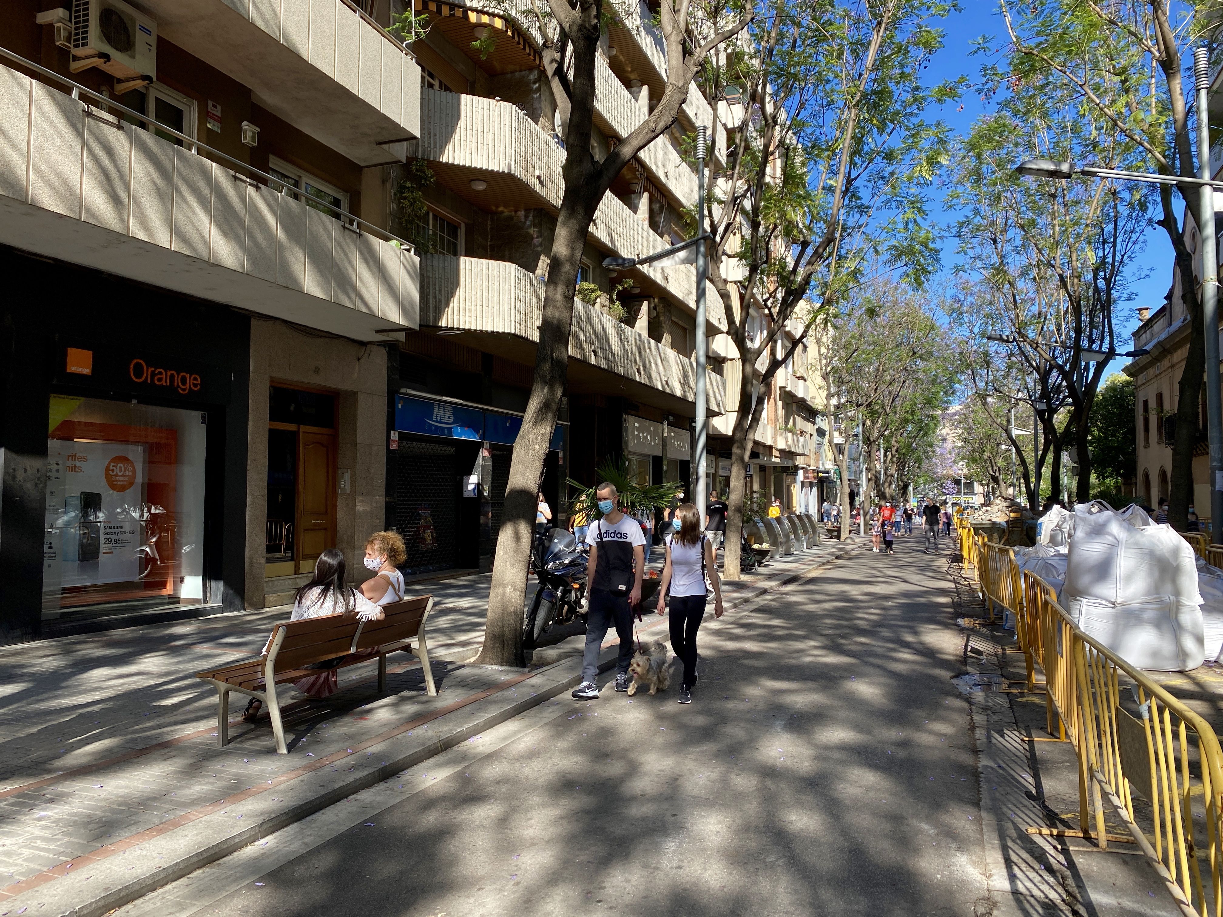 Els vianants caminant per les vies tallades de Cerdanyola