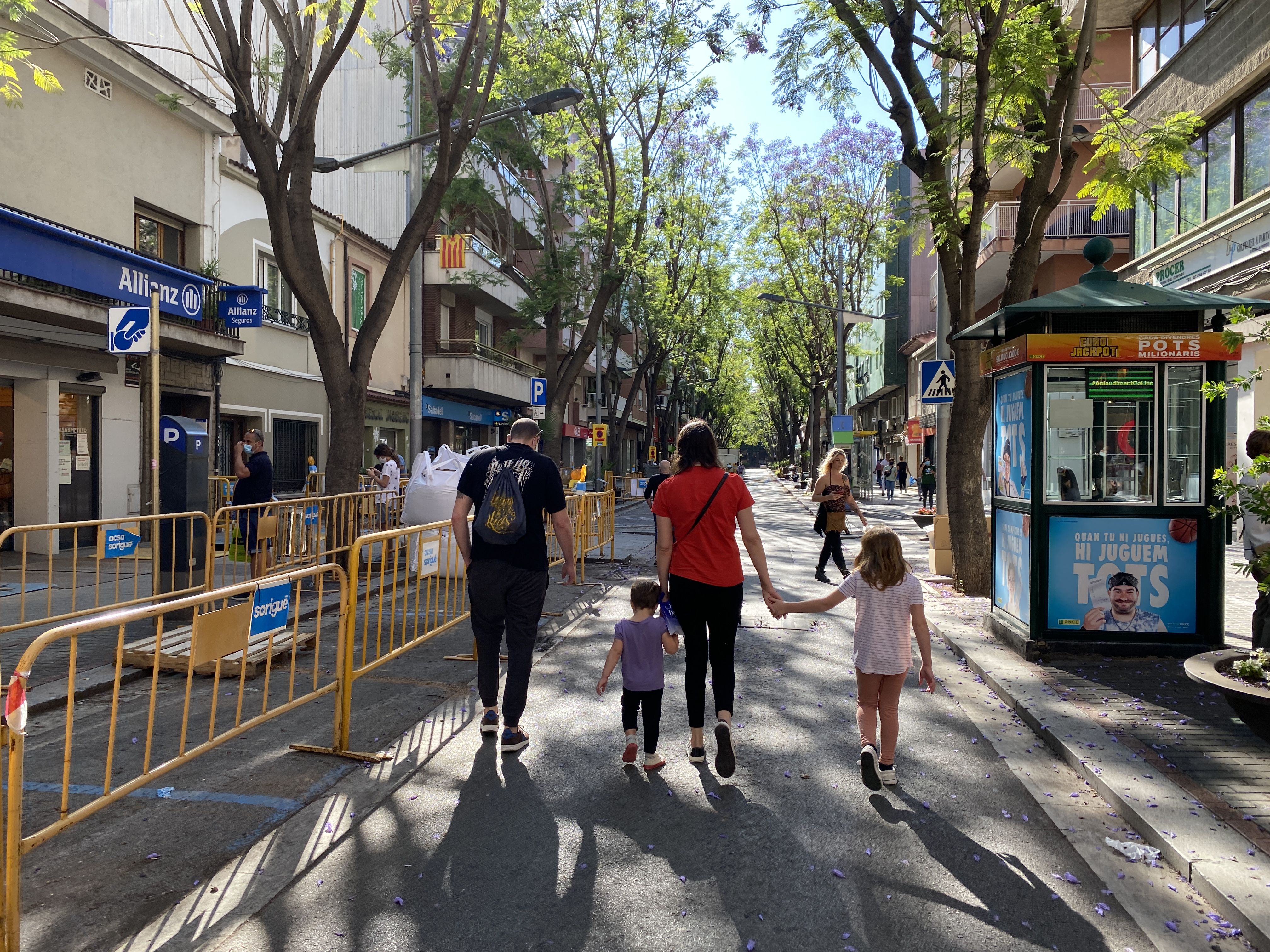 Els vianants caminant per les vies tallades de Cerdanyola