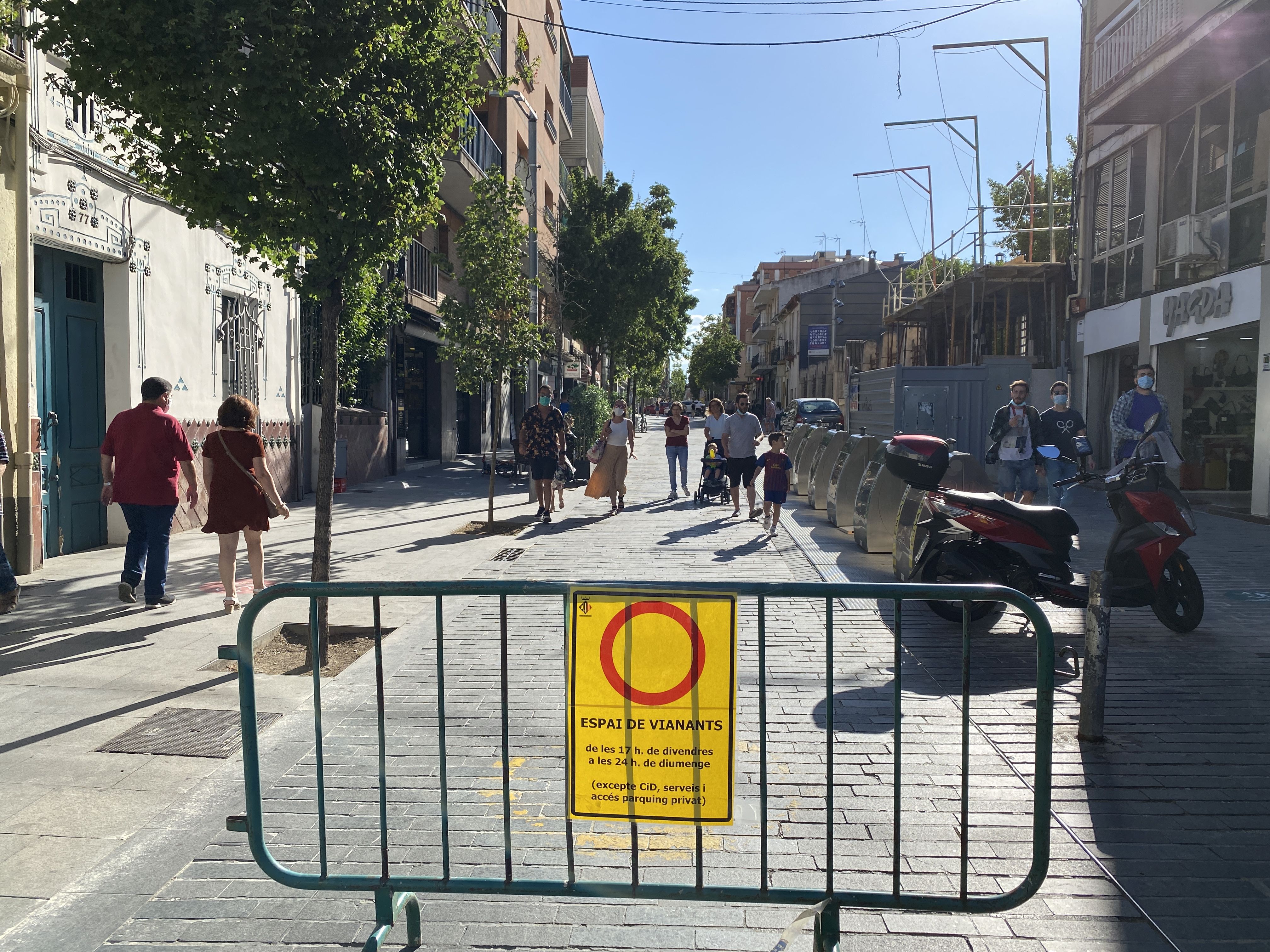 Els vianants caminant per les vies tallades de Cerdanyola