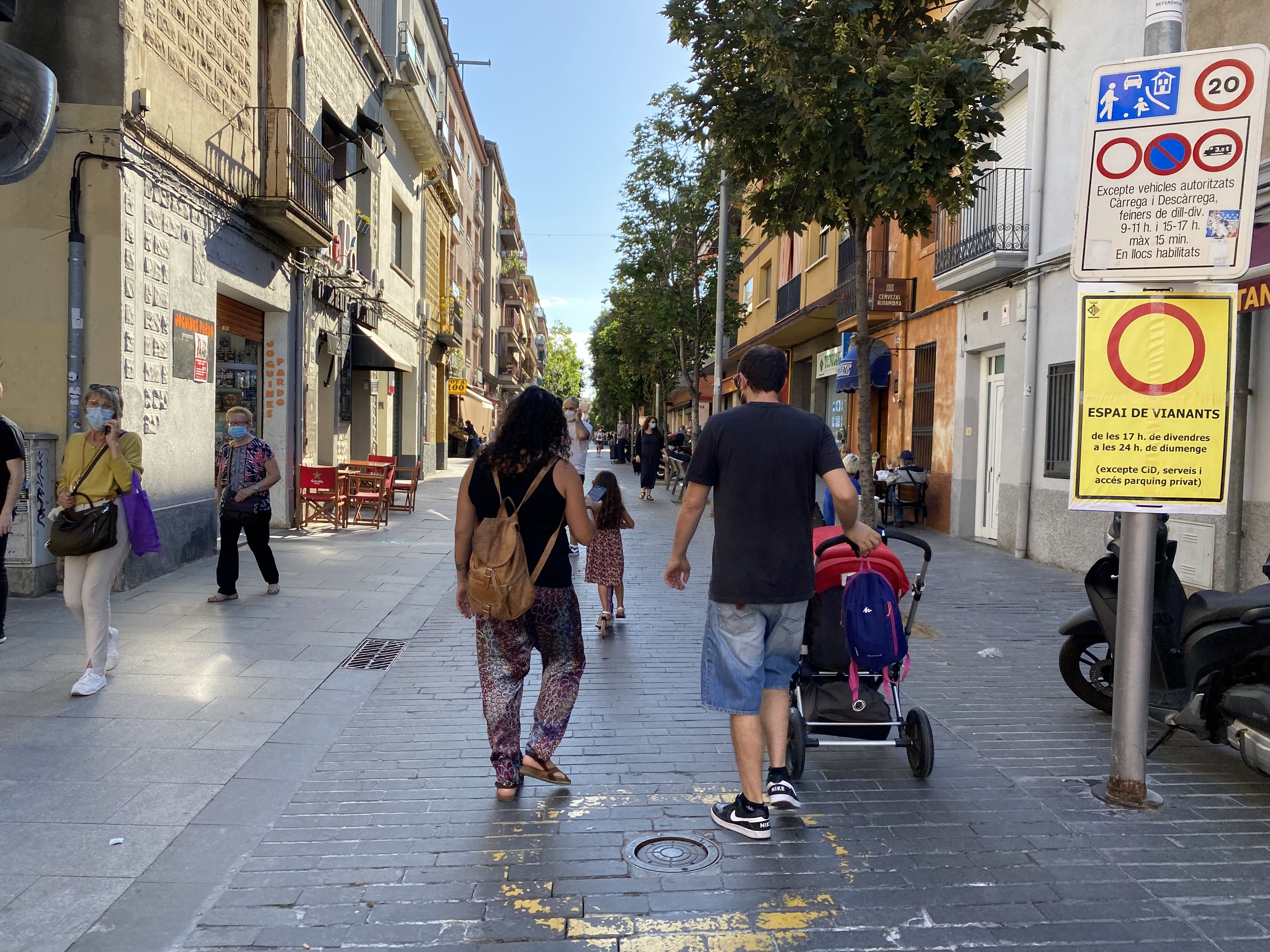 Els vianants caminant per les vies tallades de Cerdanyola