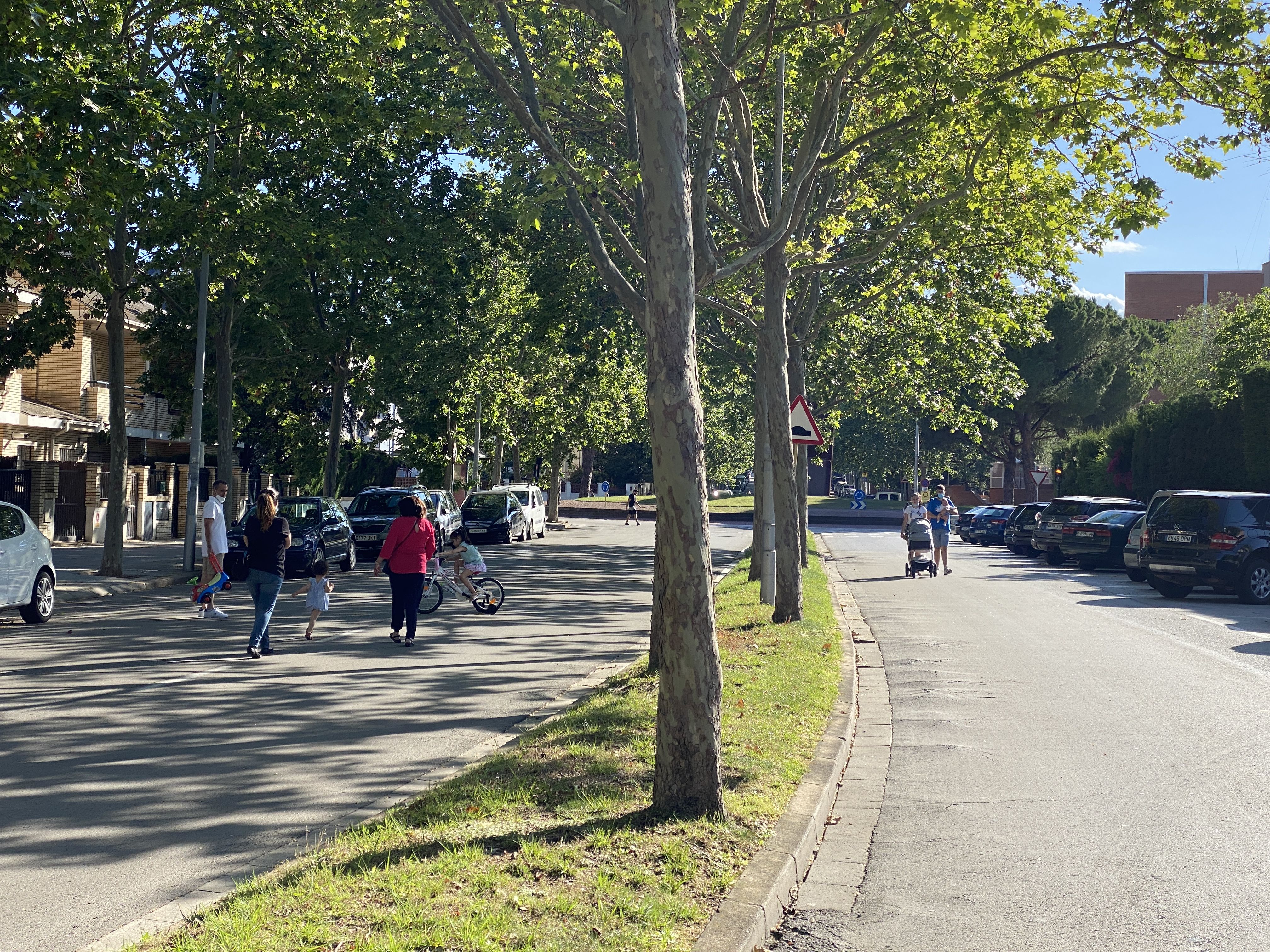 Els vianants caminant per les vies tallades de Cerdanyola