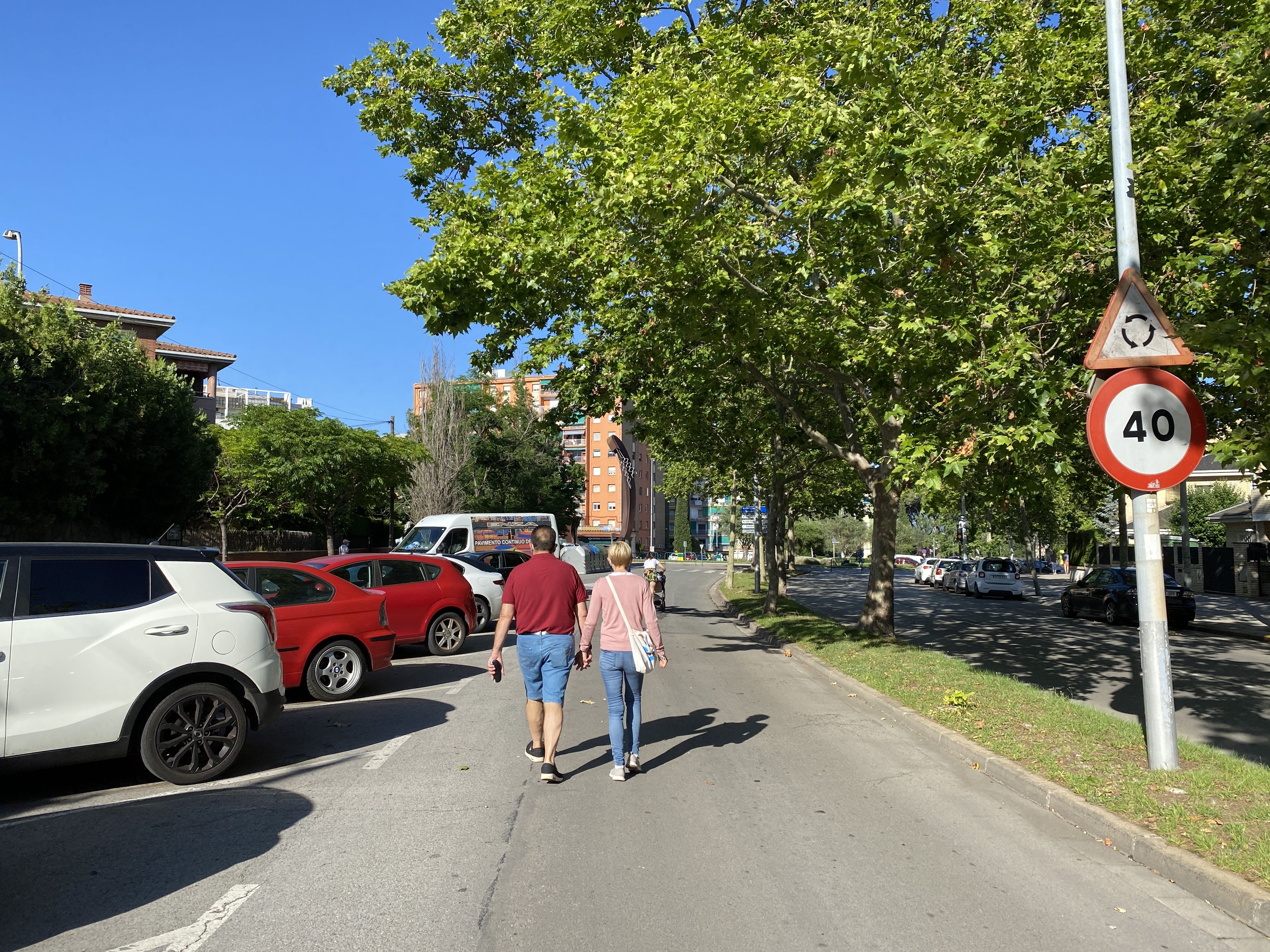 Els vianants caminant per les vies tallades de Cerdanyola