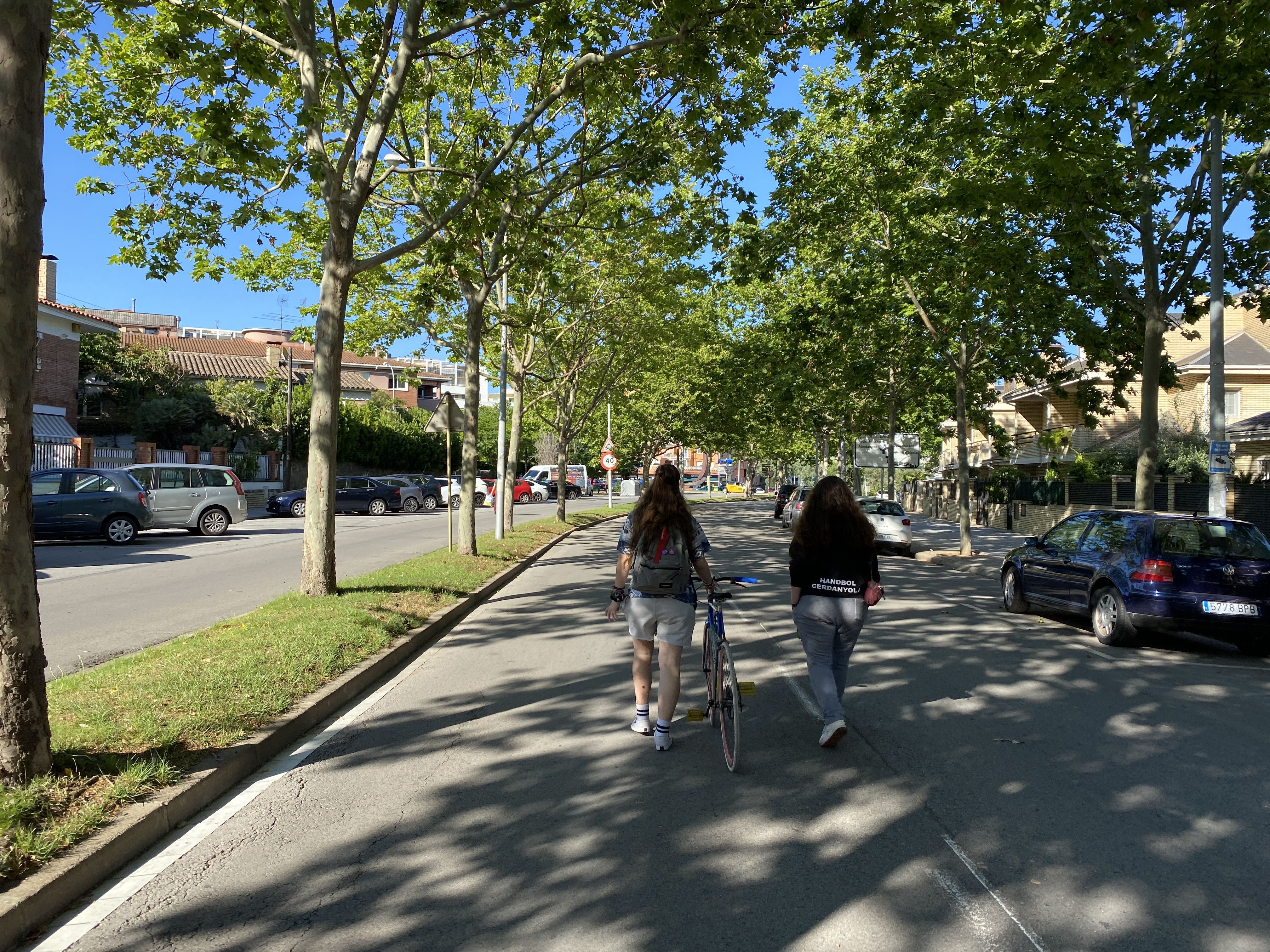 Vianants caminant per Cerdanyola / Laura Arias