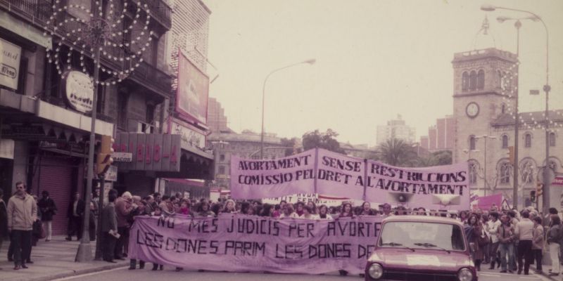 Manifestació pel dret a l’avortament, plaça de la Universitat, Barcelona, anys vuitanta. Fotografia: Arxiu Ca la Dona 
