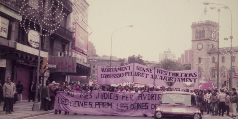 Manifestació pel dret a l’avortament, plaça de la Universitat, Barcelona, anys vuitanta. Fotografia: Arxiu Ca la Dona Manifestació pel dret a l’avortament, plaça de la Universitat, Barcelona, anys vuitanta. Fotografia: Arxiu Ca la Dona