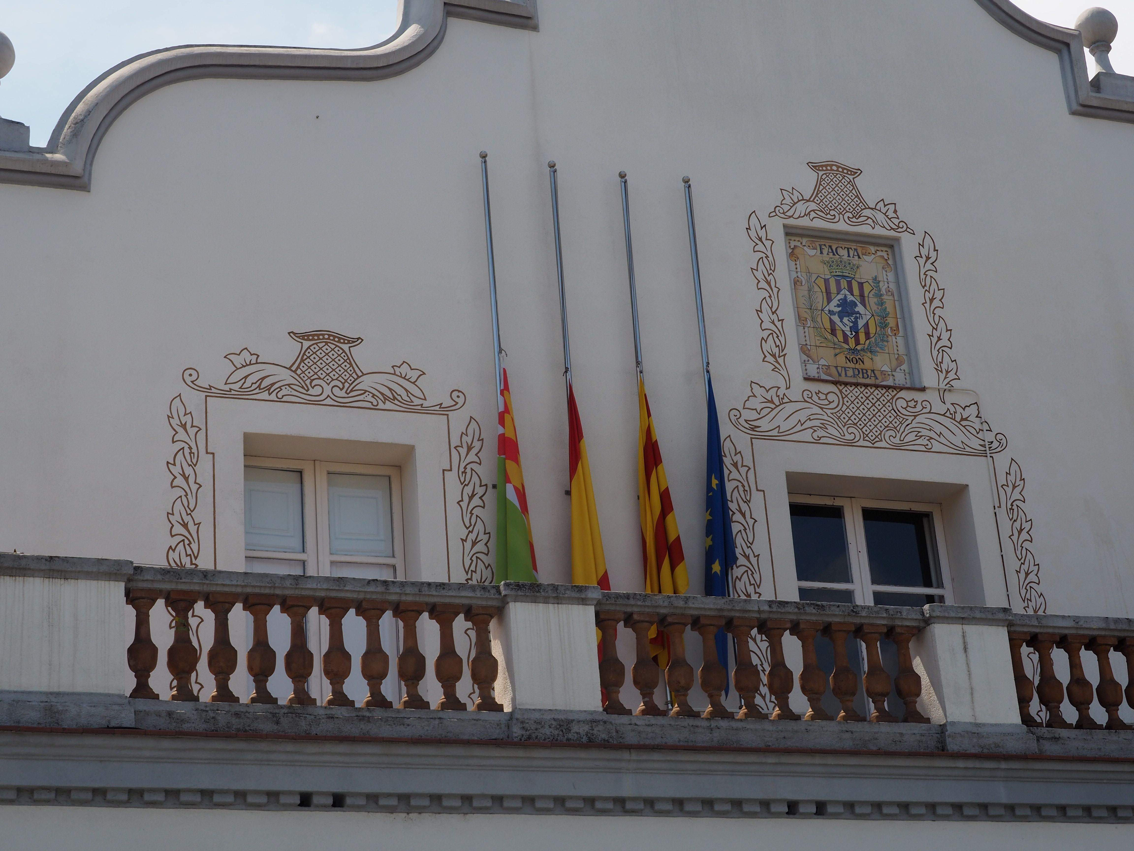 Banderes a mig pal a l'Ajuntament en mostra de dol per les víctimes de la Covid-19. FOTO: Mónica GM