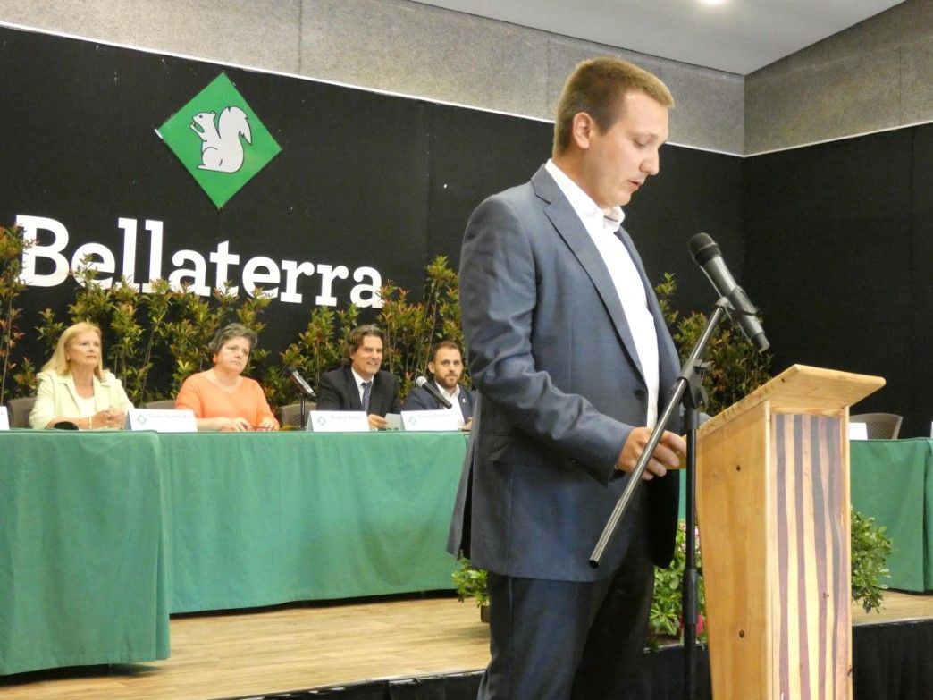 Guillem Nadal prenent possessió de l’acta de vocal de Gent per Bellaterra, el 15 de juny del 2019. FOTO: Bellaterra Diari