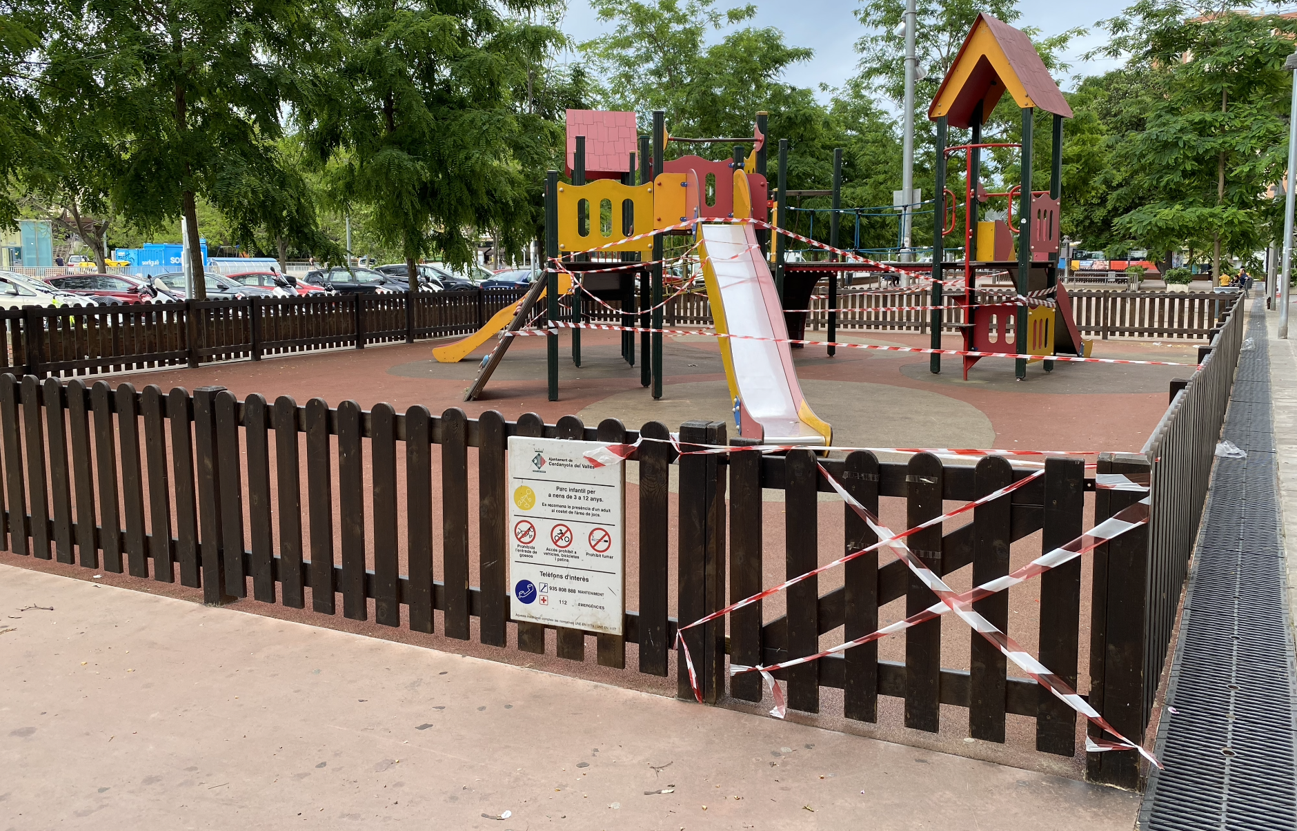 Un parc infantil de Cerdanyola tancat durant l'estat d'alarma. FOTO: Mónica GM