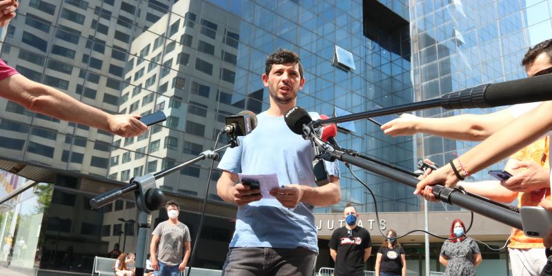 L'advocat l'Alerta Solidària, Xavier Pellicer, atenent els mitjans. FOTO: ACN