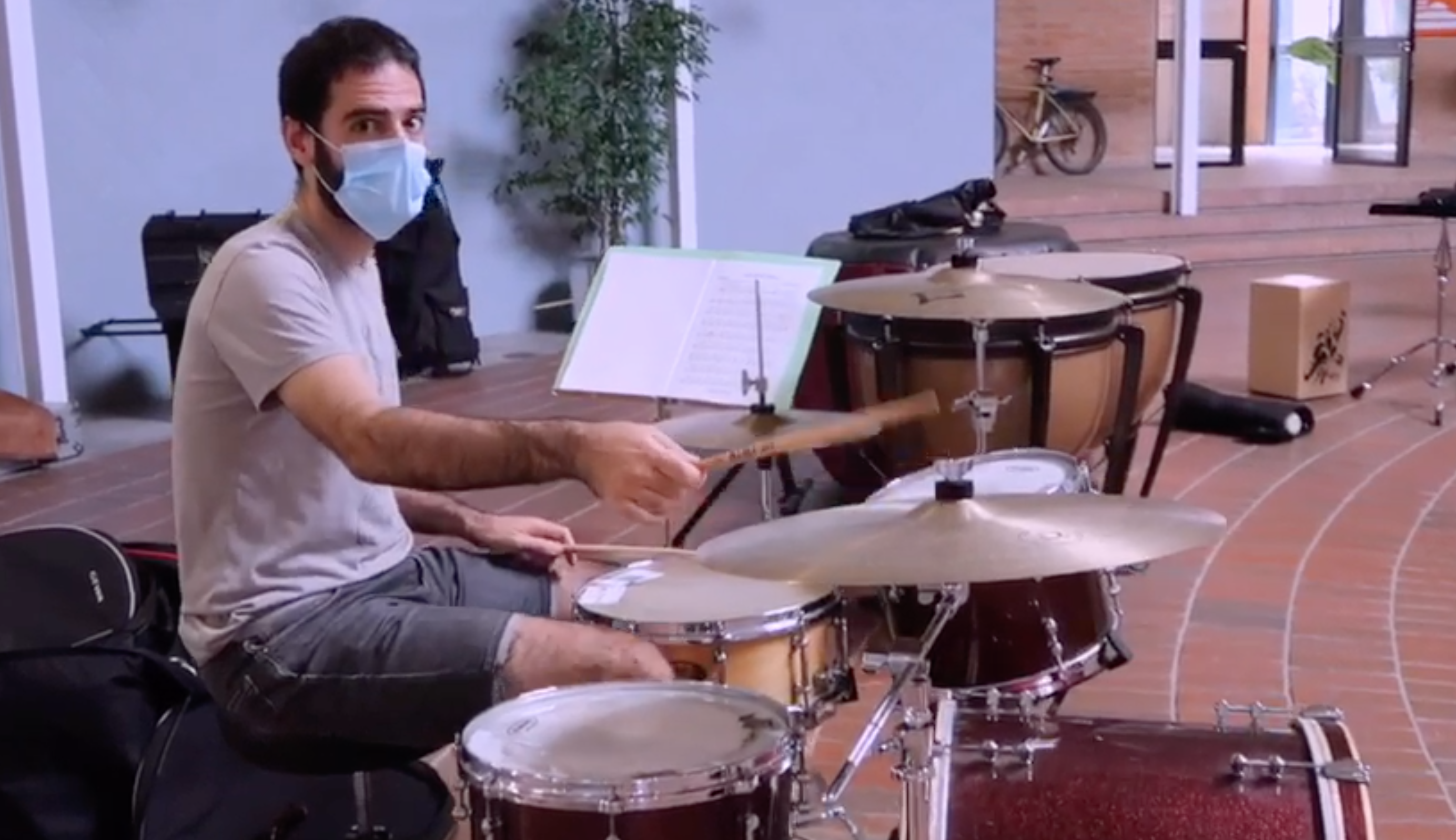 Un músic de l'AMCV assajant amb mascareta. FOTO: AMCV