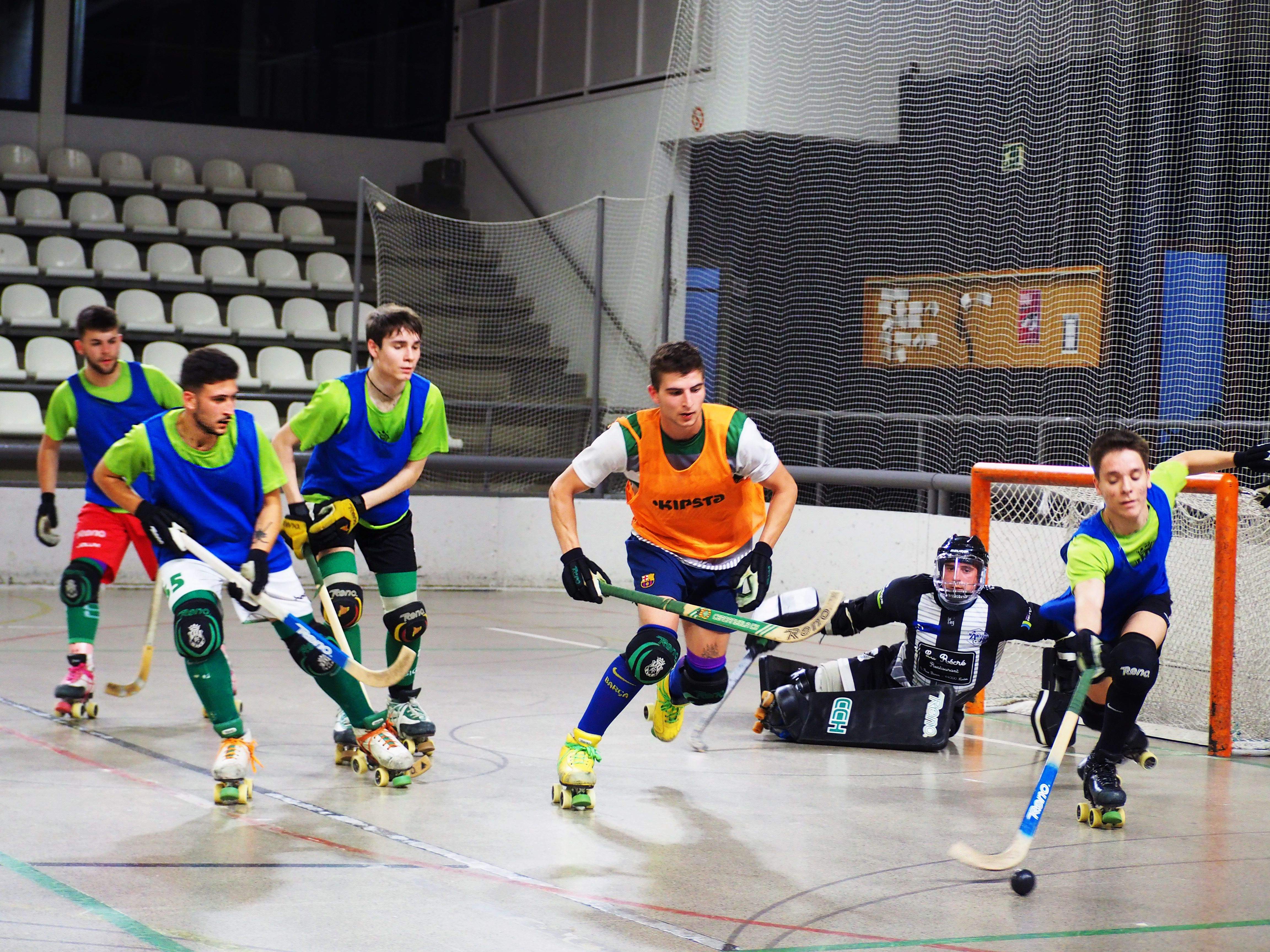 Un entrenament del Cerdanyola Club d'Hoquei a Can Xarau. FOTO: Mónica GM