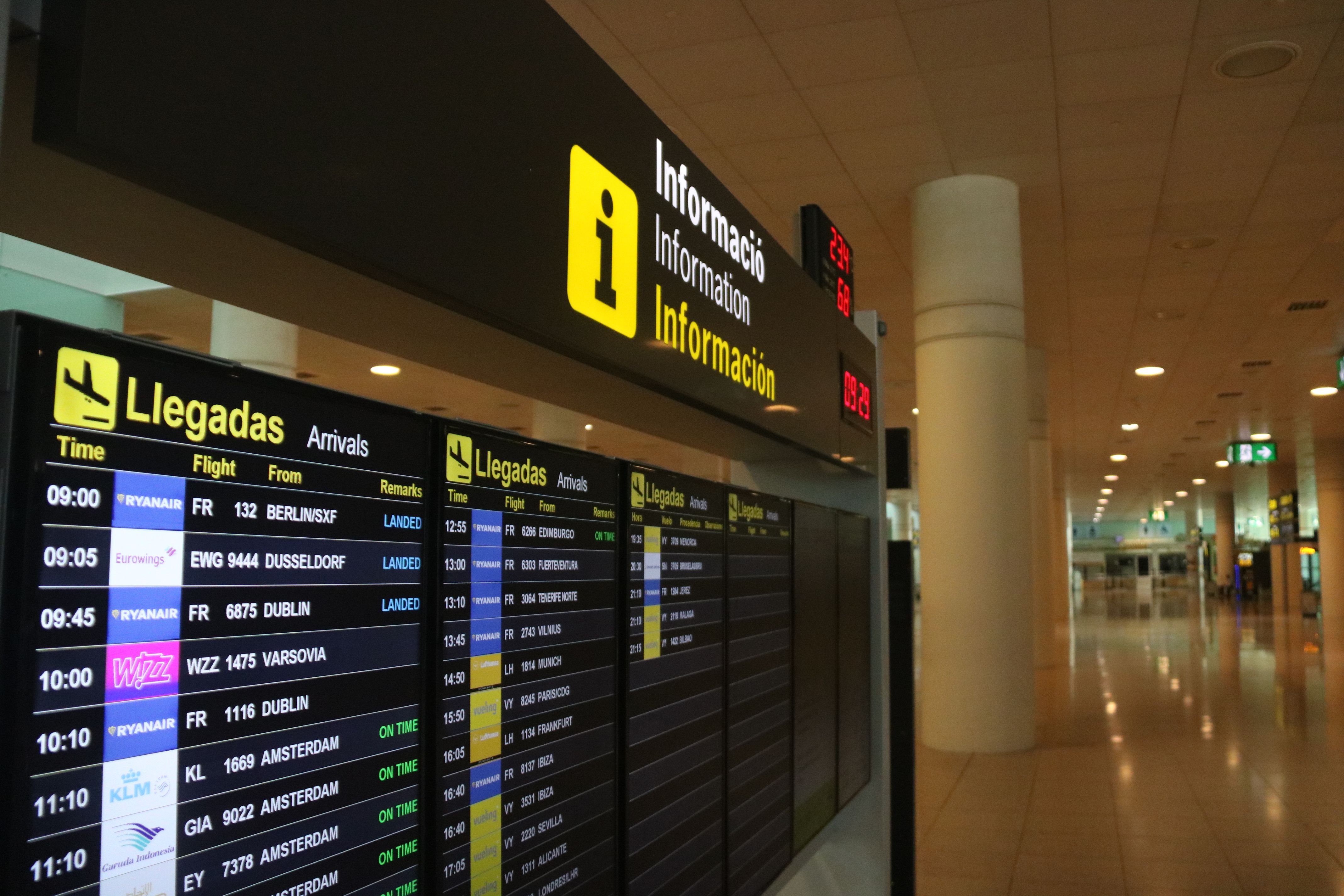 Pantalla d'arribades a l'Aeroport de Barcelona. FOTO: Albert Canadet (ACN)
