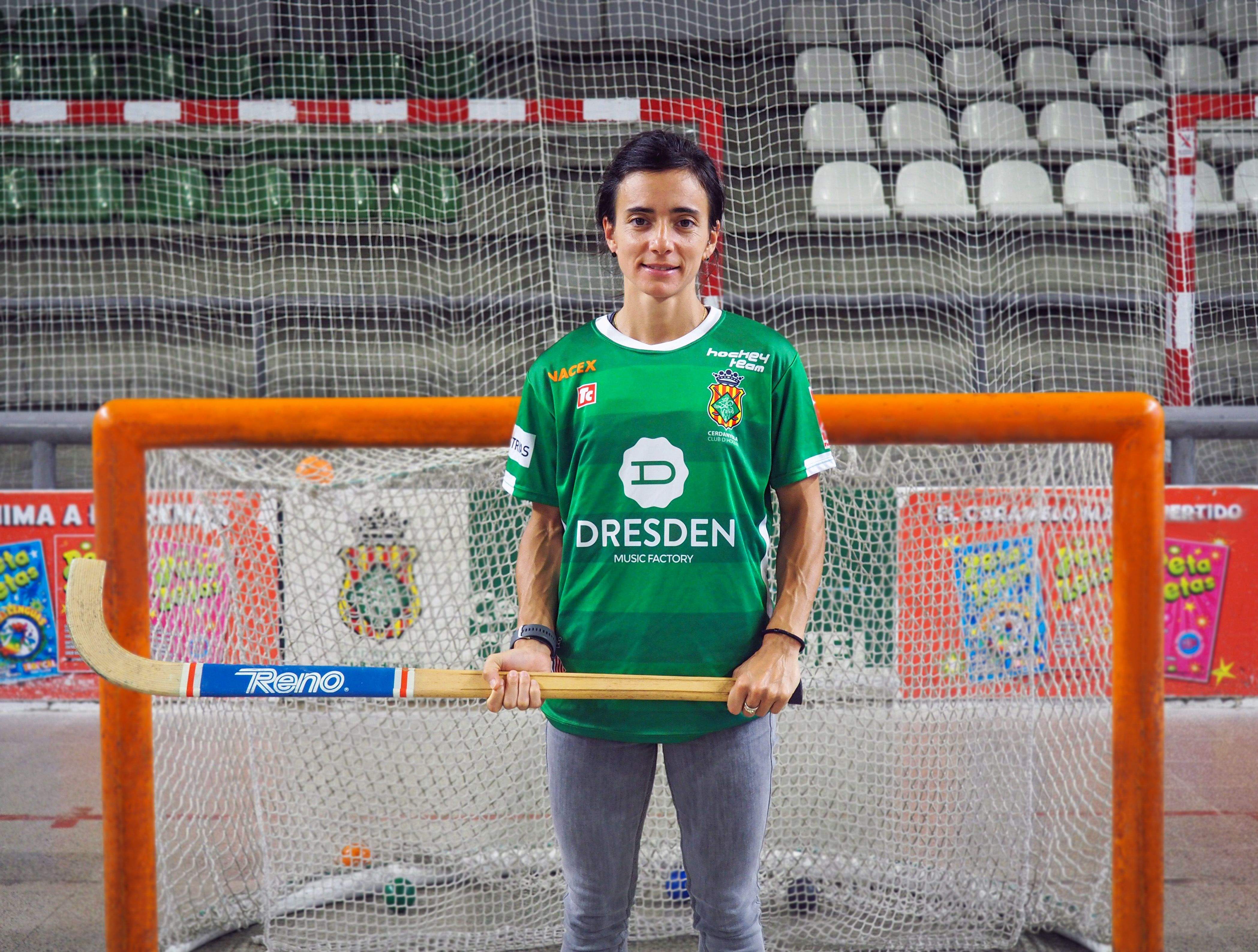 Adriana Gutiérrez amb la samarreta del Cerdanyola CH. FOTO: Cedida Adriana Gutiérrez amb la samarreta del Cerdanyola CH. FOTO: Cedida