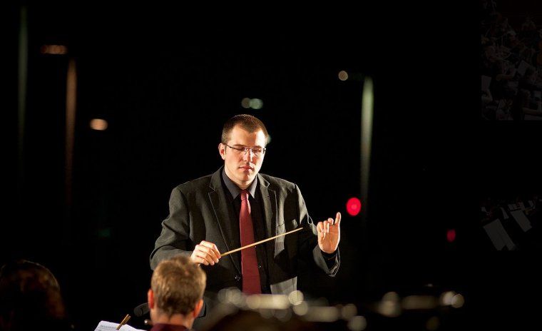 Gerard Pastor dirigint la banda de l'AMCV. FOTO: Arxiu