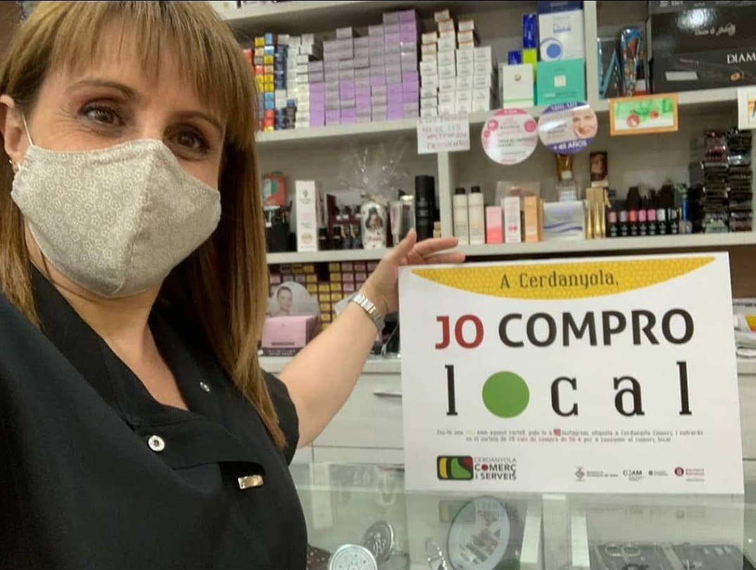 Per participar cal fer-se una foto amb la imatge de la campanya Jo compro local. FOTO: Cerdanyola Comerç i Serveis Per participar cal fer-se una foto amb la imatge de la campanya Jo compro local. FOTO: Cerdanyola Comerç i Serveis