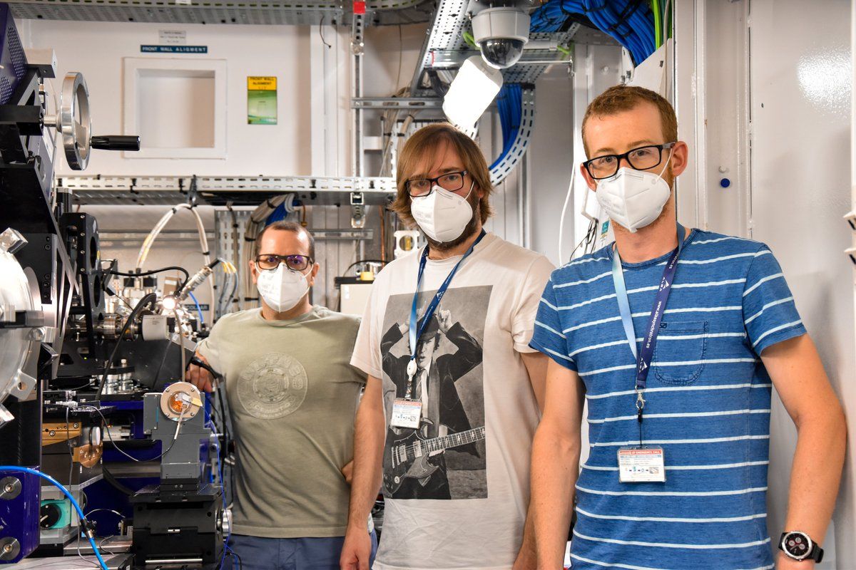 Tres dels investigadors del CIB-CSIC treballant al Sincrotró Alba. FOTO: Sincrotró Alba
