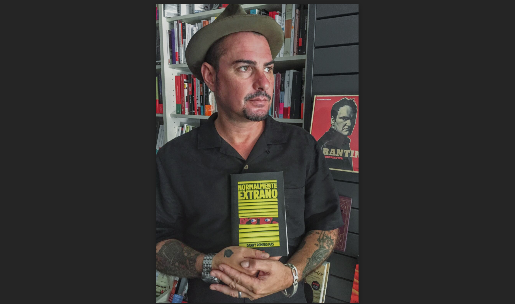 Danny Romero amb un exemplar del seu nou llibre. FOTO: Cedida