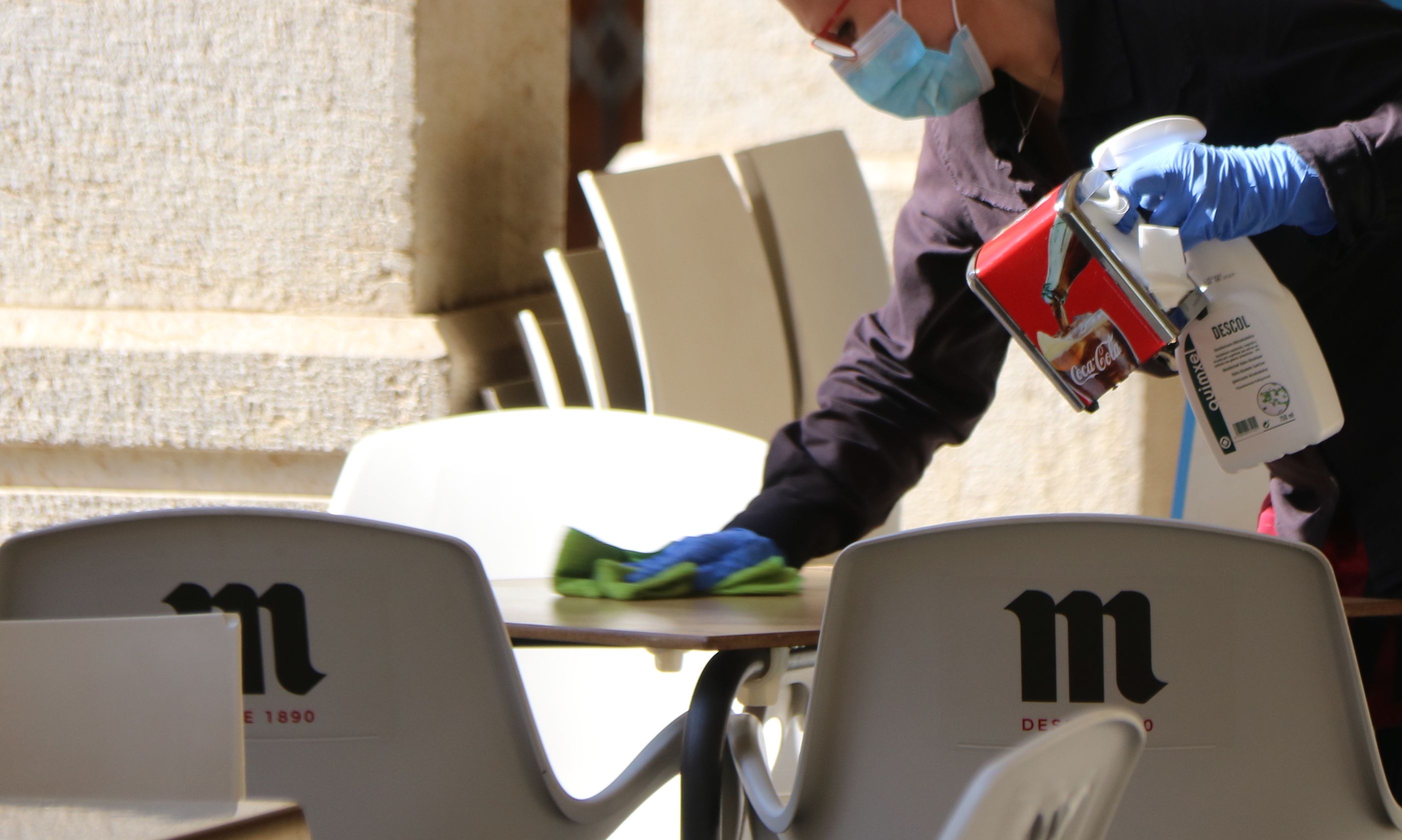 Imatge d'arxiu d'una cambrera netejant una taula. FOTO: ACN