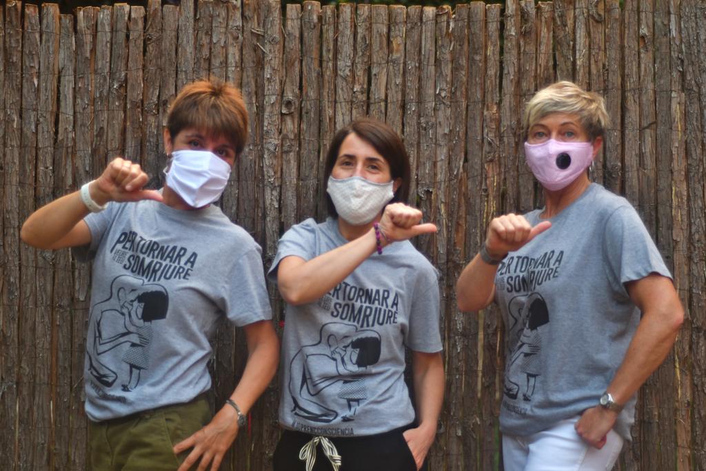 Marta Berdala, Laura Ceamanos i Anna Vidal vestides amb les camisetes solidàries / Cedida