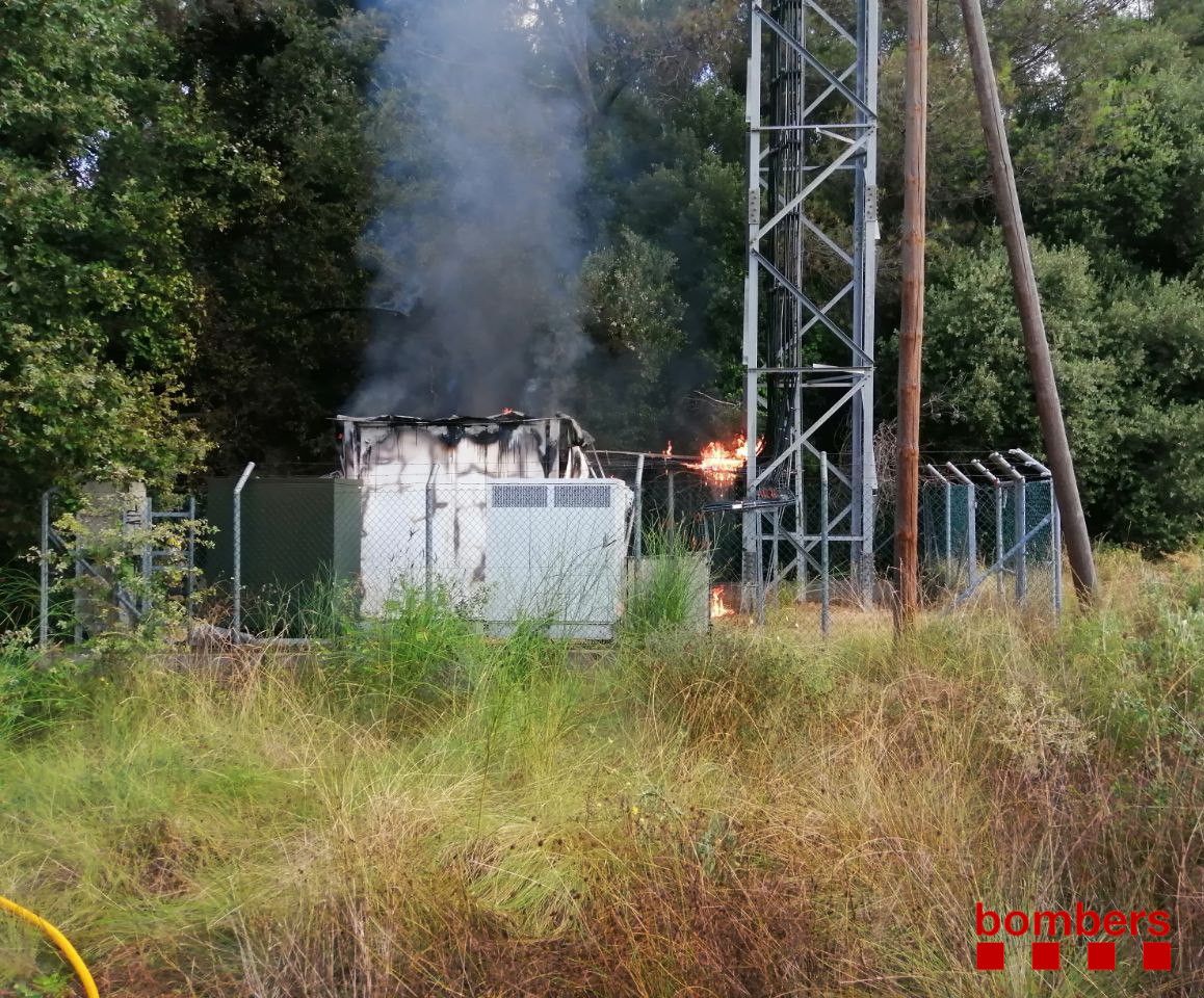 Incendi a l'estació de telefonia de Cerdanyola / FOTO: @bomberscat