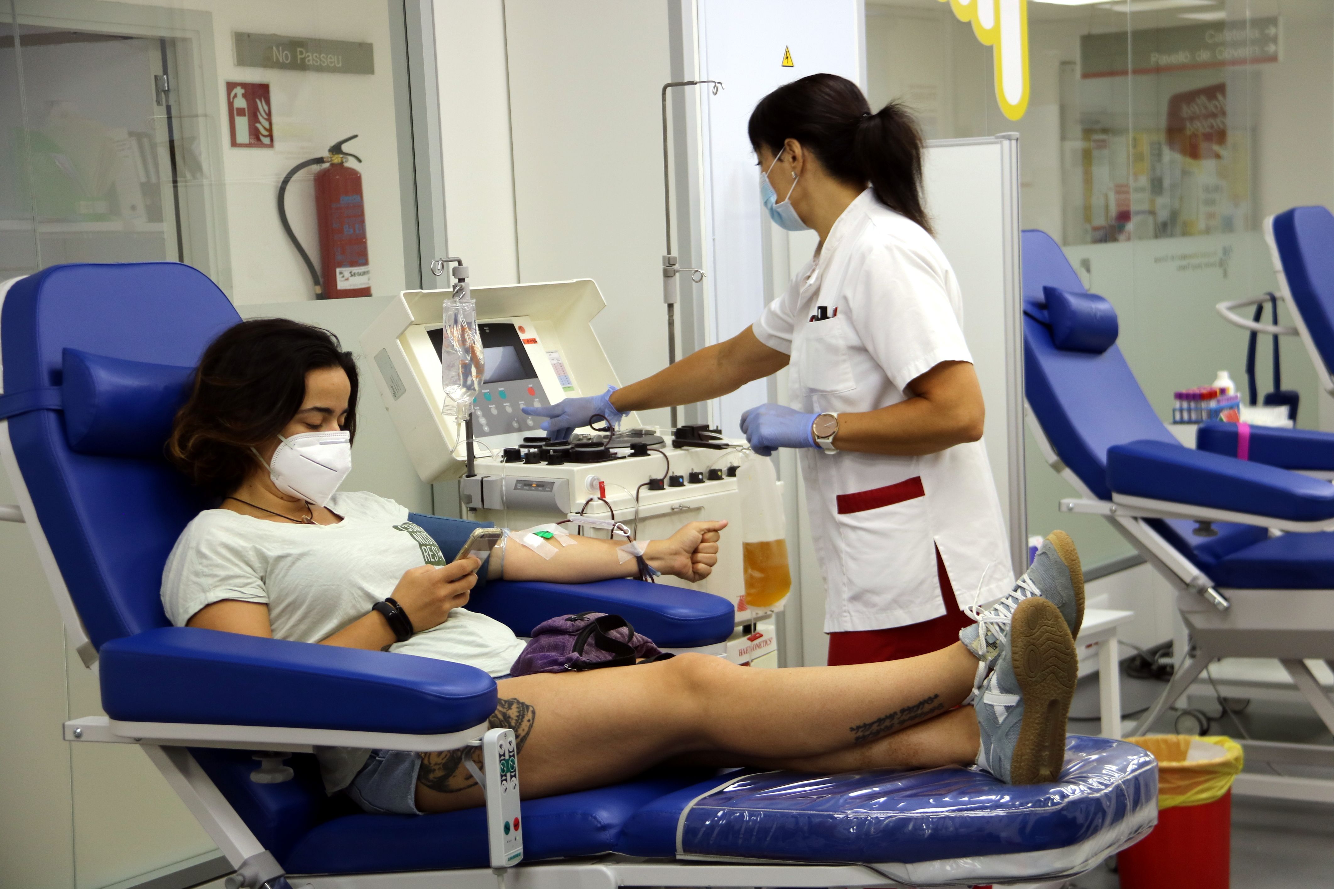 Una dona donant sang aquest estiu. FOTO: Eli Don (ACN)
