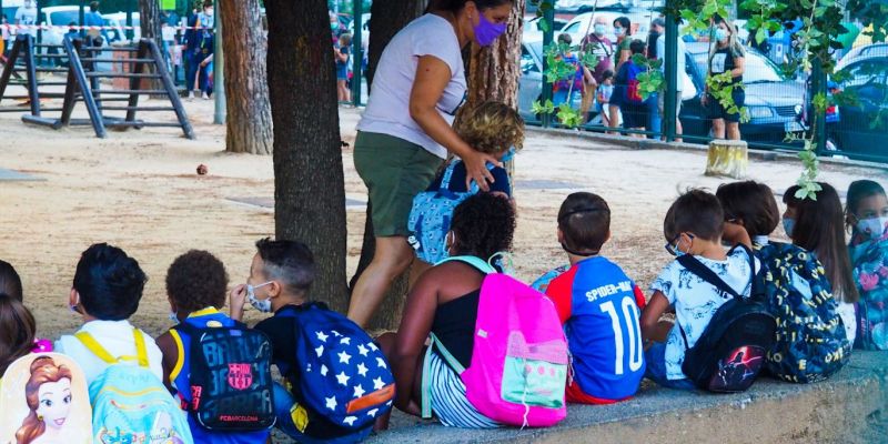 Una classe d'infantil de l'Escola Saltells abans d'entrar a l'aula. FOTO: Mónica gm