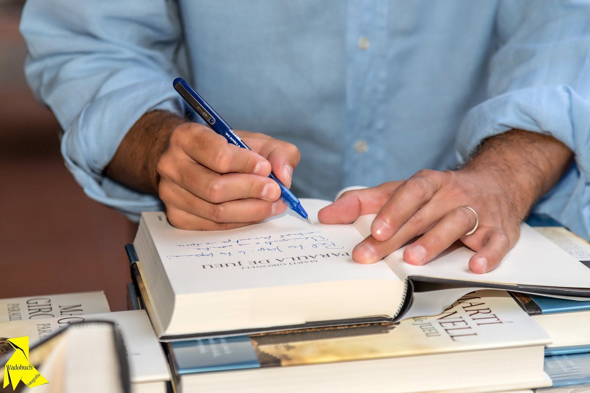 L'autor signant el seu nou llibre / @martigironell