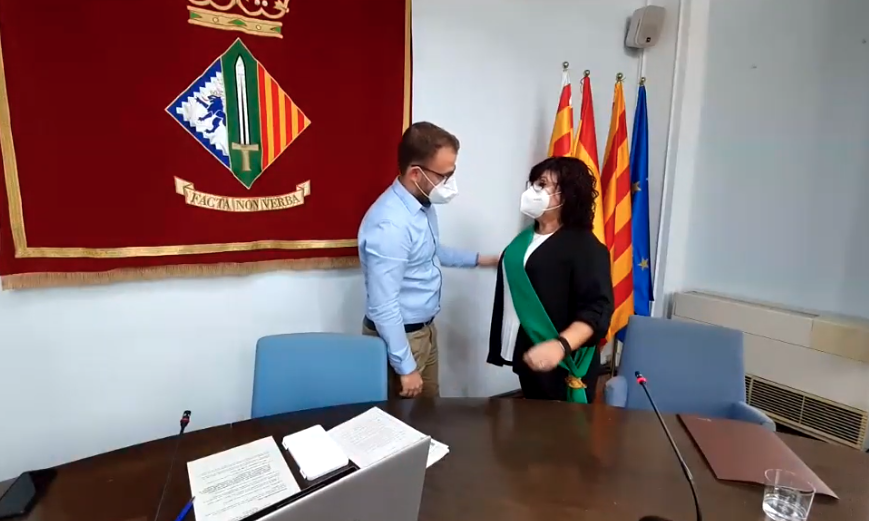 Marian Navarro i l'alcalde Carlos Cordón en la presa de possessió del càrrec a la sala de plens. 