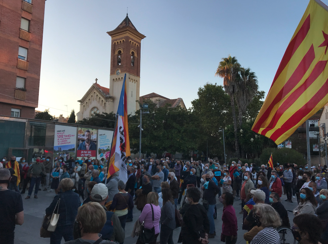 Concentració davant l'Ajuntament de Cerdanyola. FOTO: Mónica GM