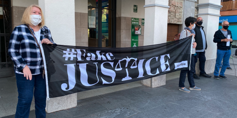 L'ANC ha desplegat una pancarta amb la frase "Fake Justice". FOTO: Mónica GM L'ANC ha desplegat una pancarta amb la frase "Fake Justice". FOTO: Mónica GM