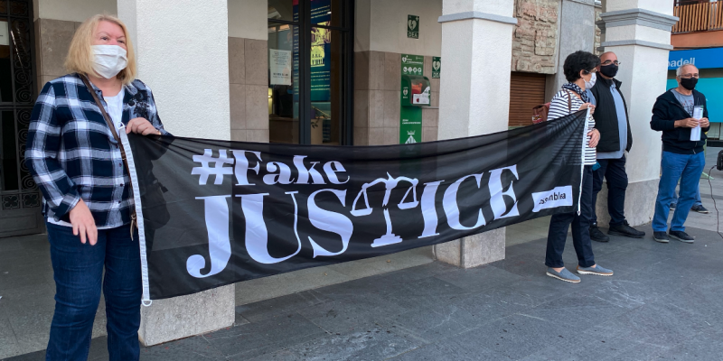 L'ANC ha desplegat una pancarta amb la frase "Fake Justice". FOTO: Mónica GM