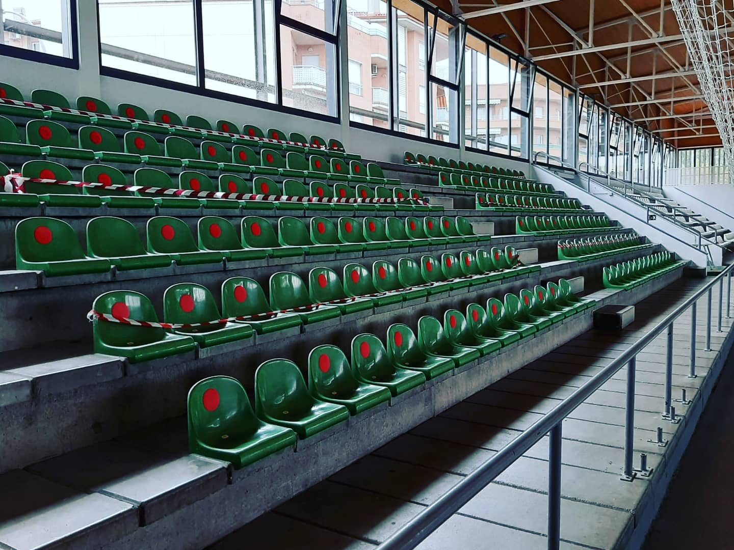 Les graderies marcades per mantenir la distància al pavelló de can Xarau / Ajuntament de Cerdanyola