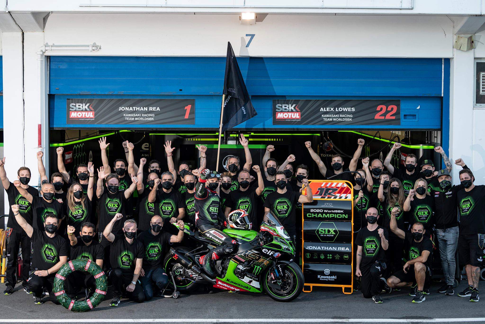 L'equip de Kawasaki celebrant el títol. FOTO: Kawasaki
