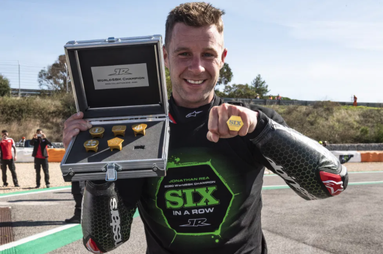 Jonathan Rea mostra els seus sis anells de campió al campionat del món de Superbikes. FOTO: Provec Racing