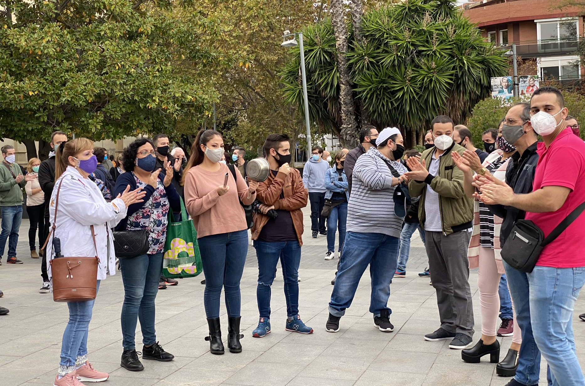 Restauradors de la ciutat es manifesten a la plaça Francesc Layret. FOTO: Mónica GM
