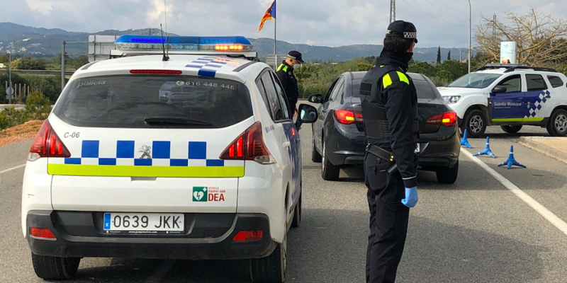 Agents policials fent controls per evitar desplaçaments no permesos. FOTO: Arxiu