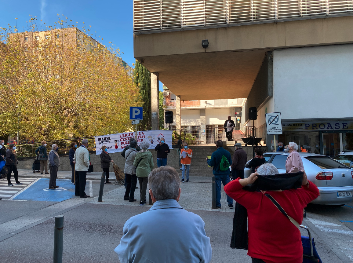 Concentració de la Marea Pensionista davant el CAP de Les Fontetes. FOTO: Mónica GM