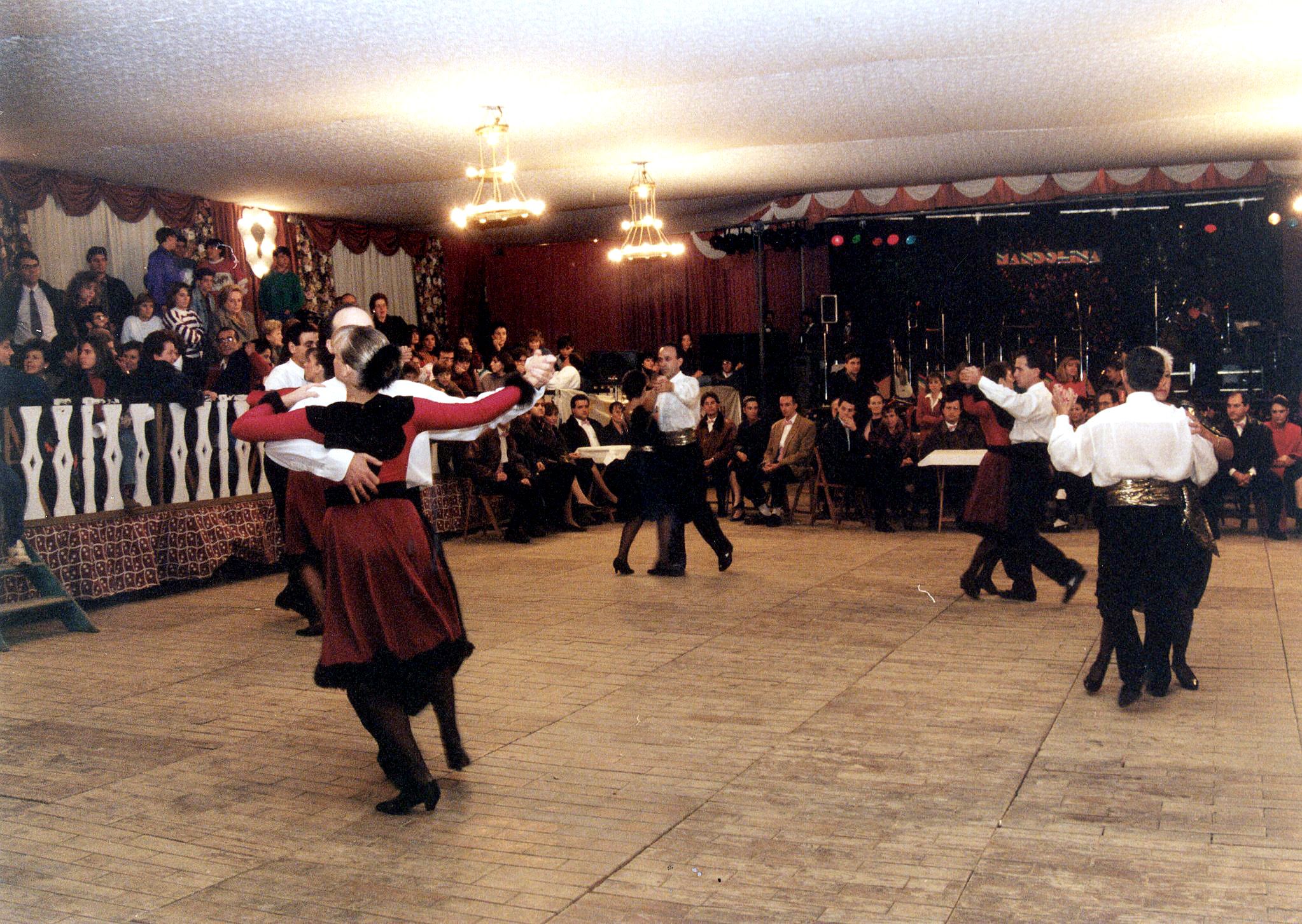 L'envelat de la plaça Sant Ramon acollia actuacions, ballades  i altres activitats. Imatge de l'any 1991. Autor: Pepe Urbano