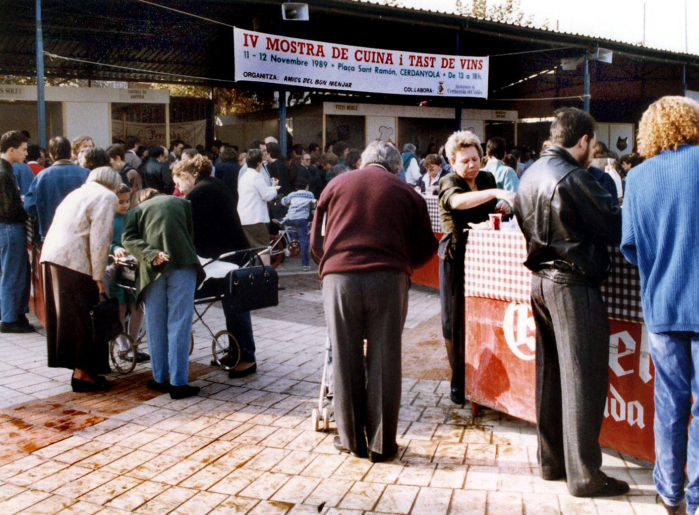 Quarta Mostra de Cuina i Tast de Vins durant la festa de Sant Martí l'any 1989. Autor: Pepe Urbano