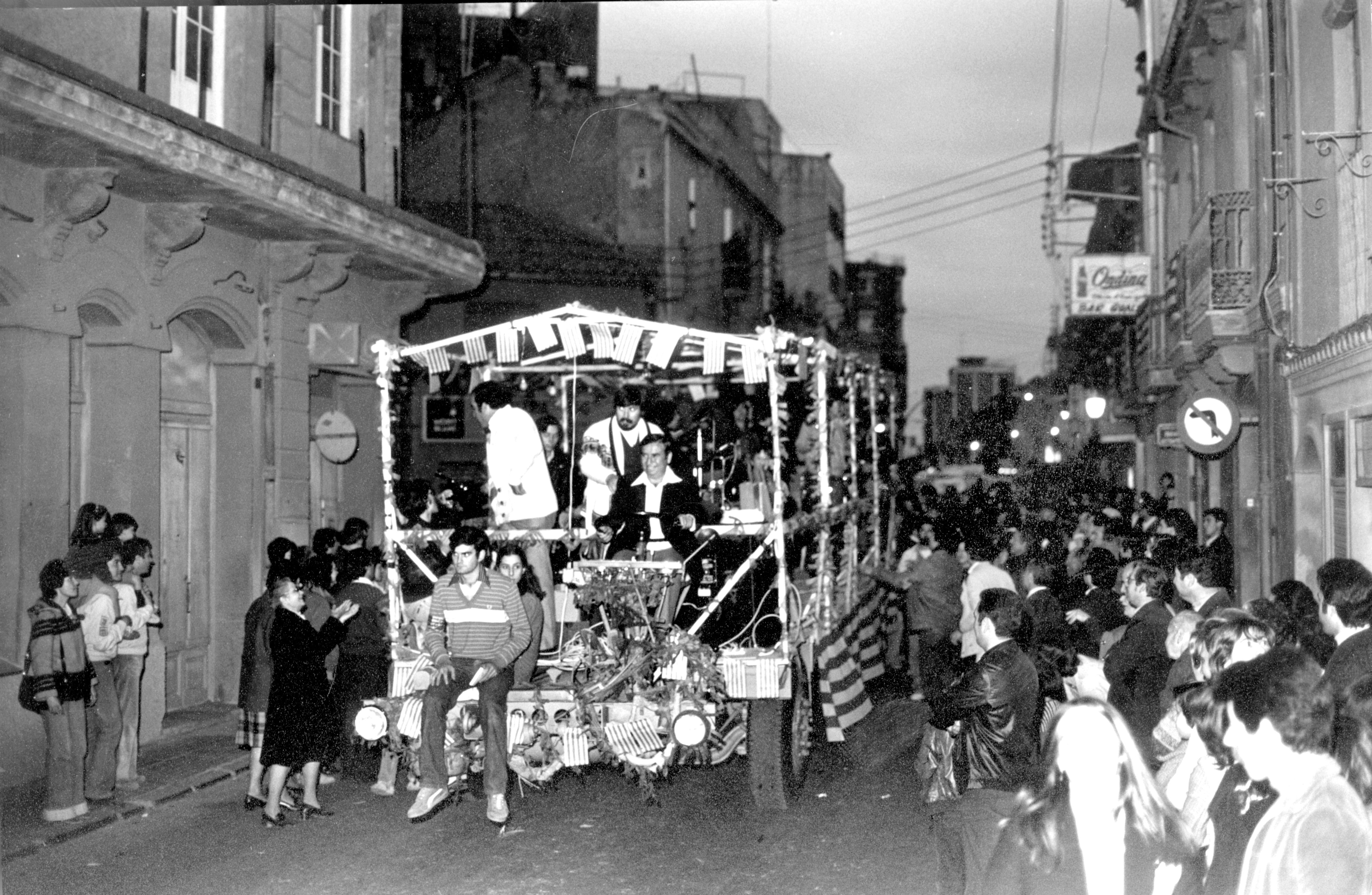 Tradicionalment, les cercaviles han agrupat la gent al carrer per veure passar les entitats locals. Autor: Pepe Urbano